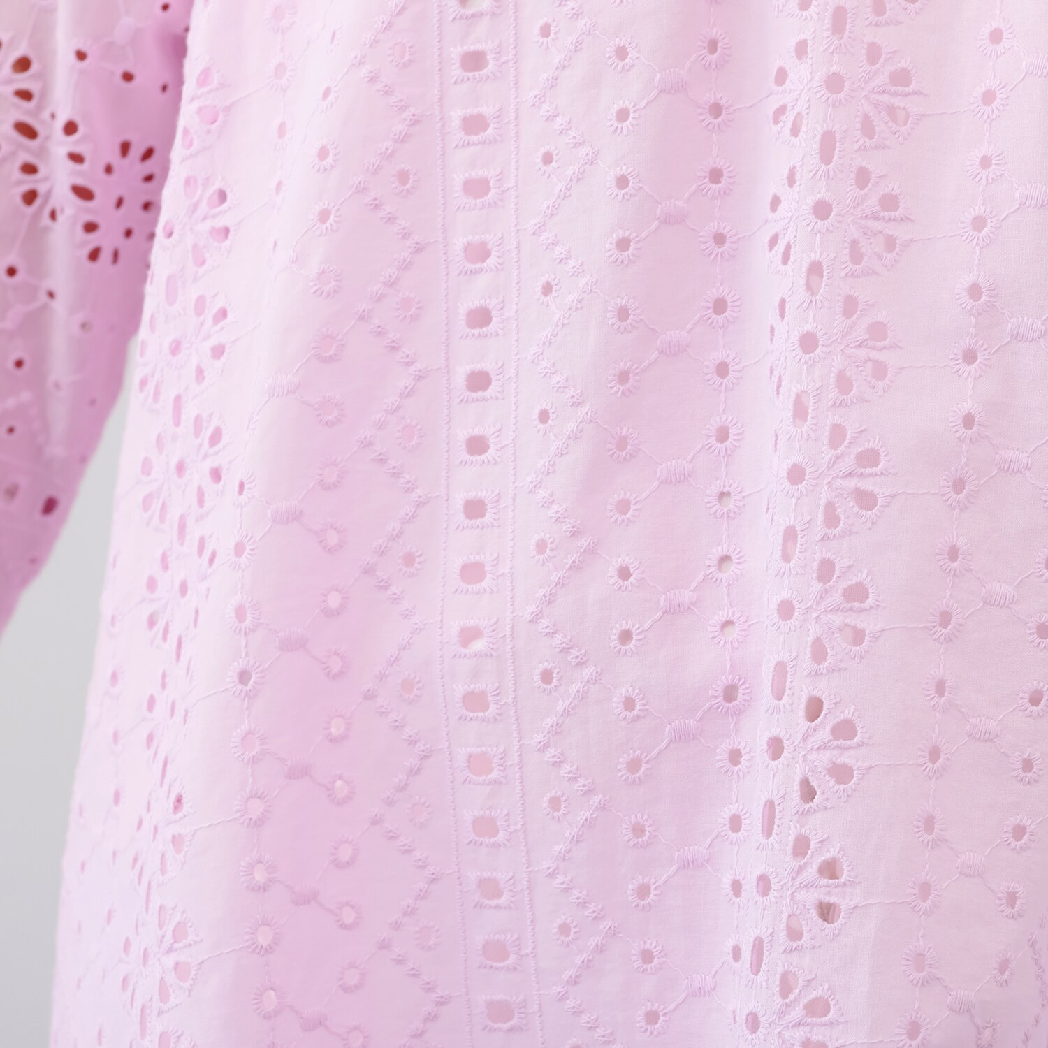 ルクオーレ コットン１００％ 総アイレットレース スリットネック ブラウス