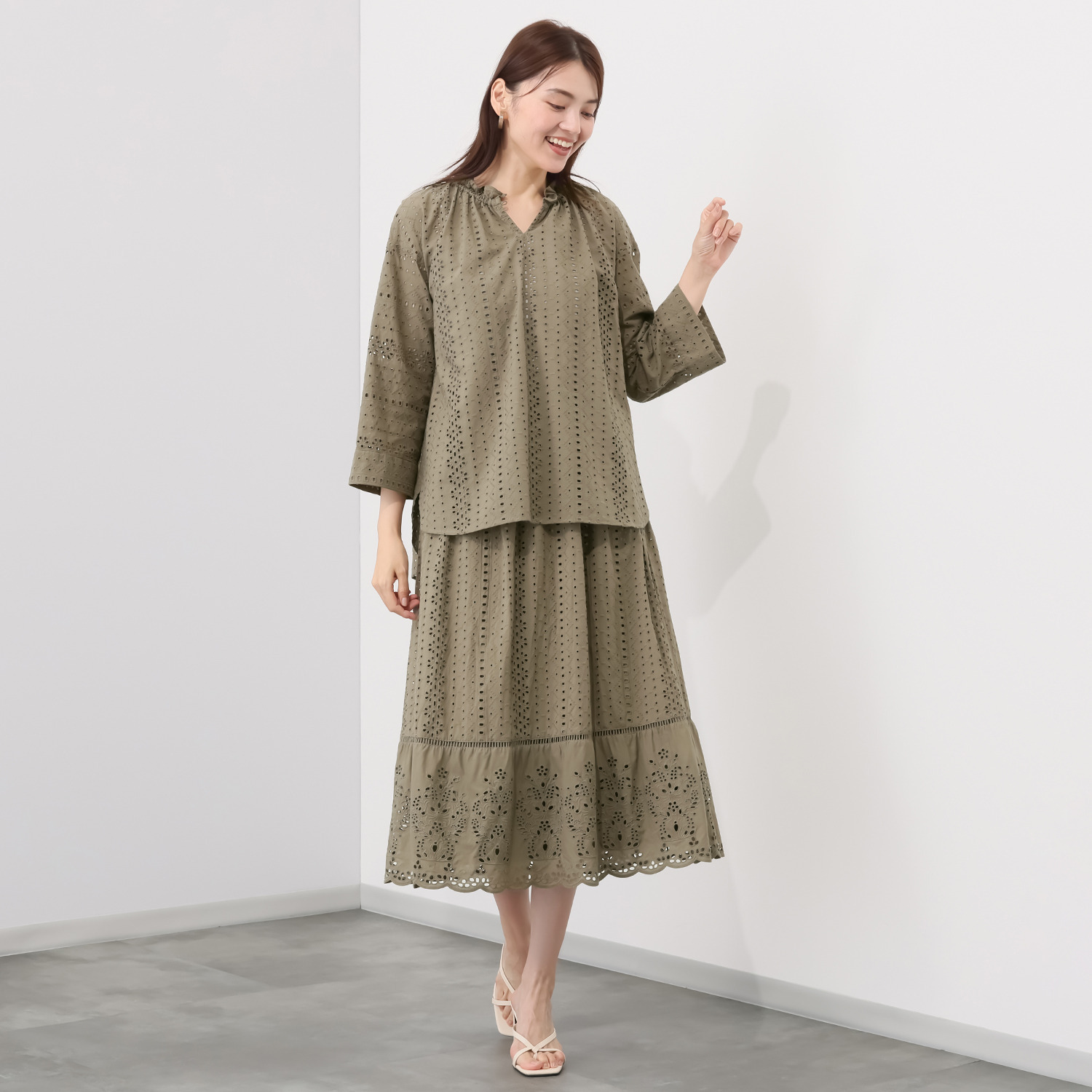 ルクオーレ コットン１００％ 総アイレットレース スリットネック ブラウス