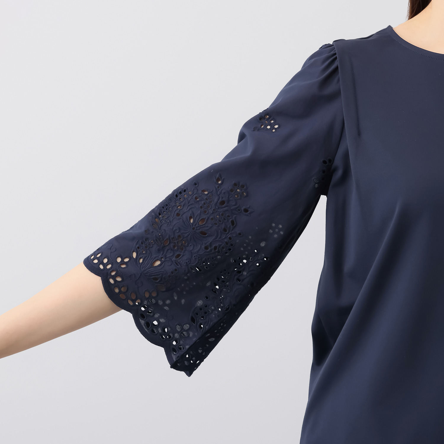 ルクオーレ 接触冷感モクロディ スカラップレーススリーブ プルオーバー