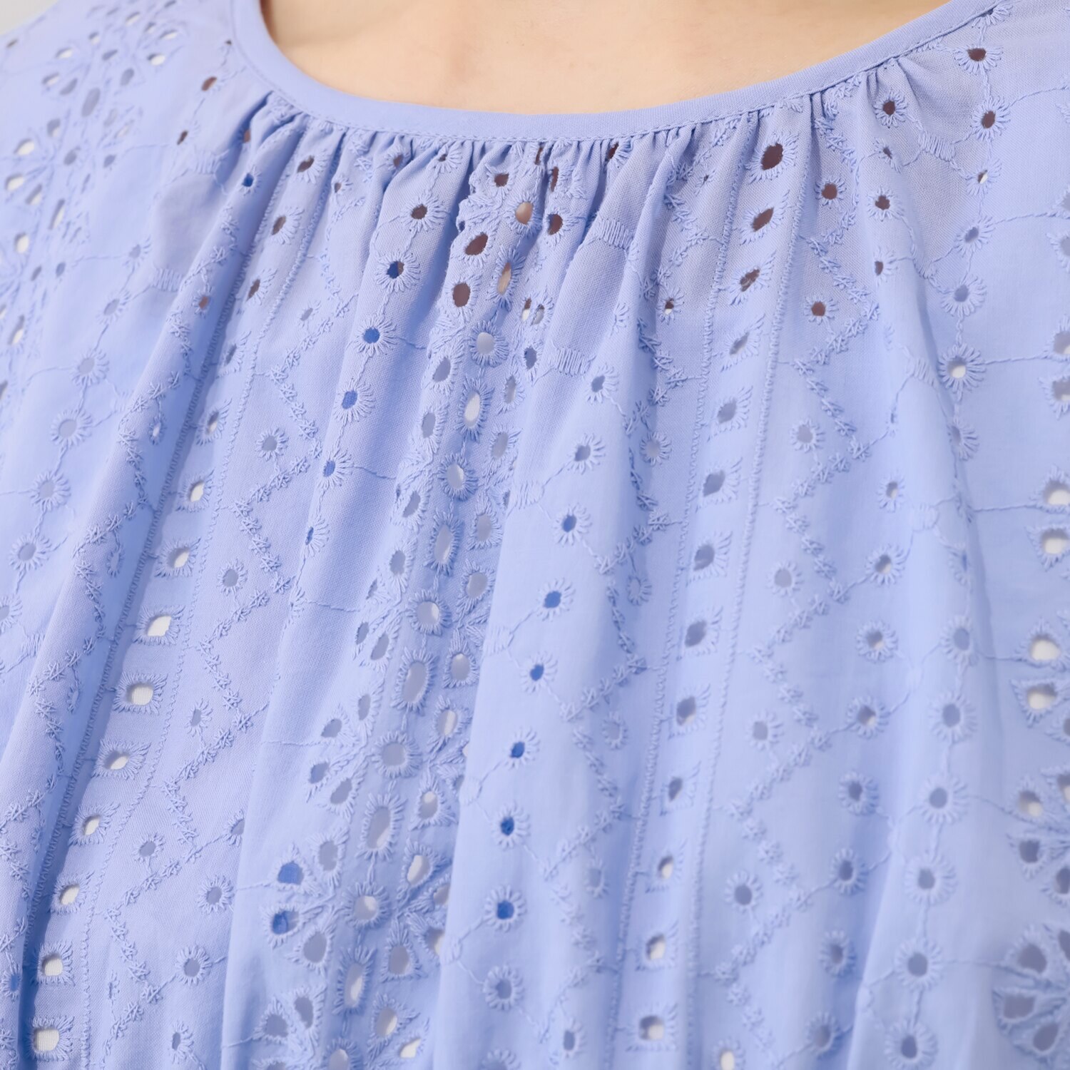 ルクオーレ コットン１００％ 総アイレットレース フレアーブラウス