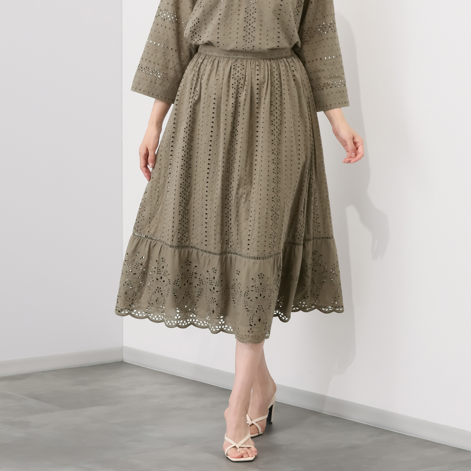 ルクオーレ 総アイレットレース スカラップデザイン フレアースカート