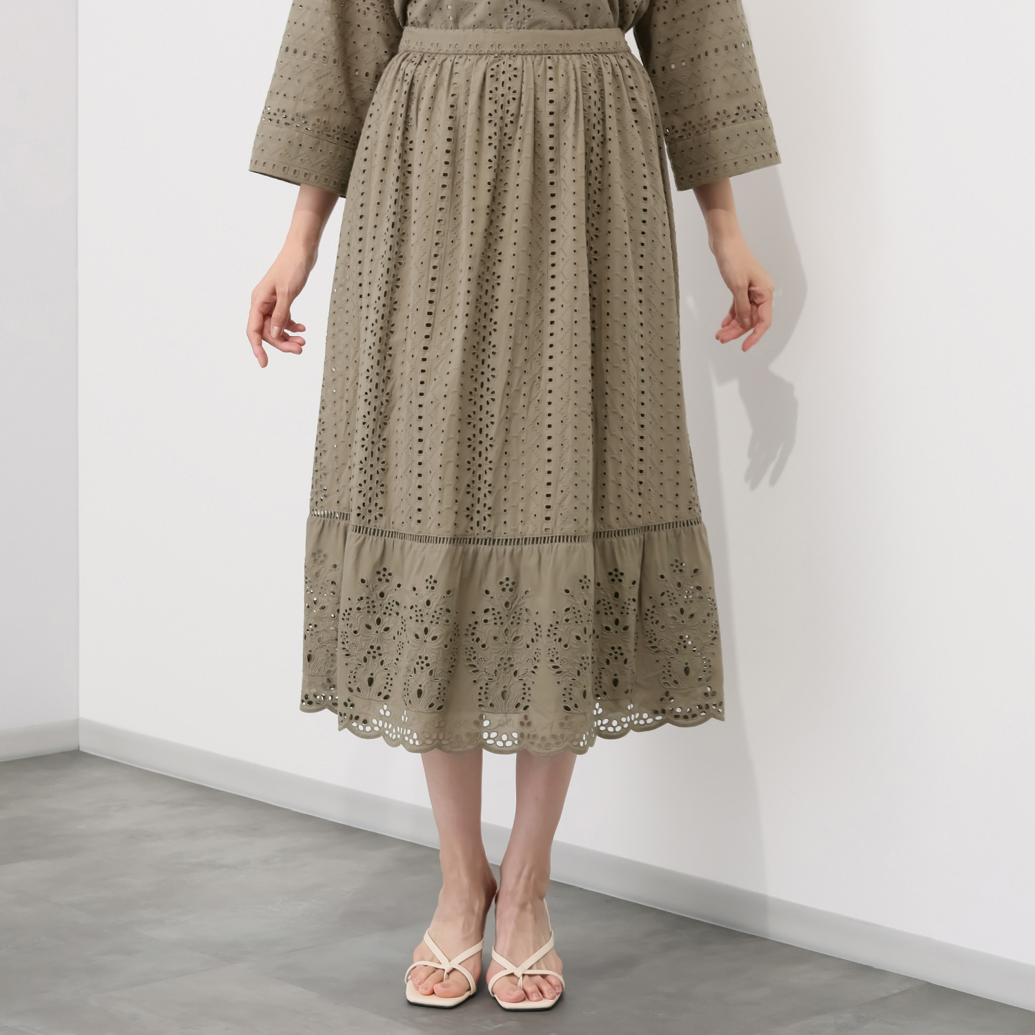 ルクオーレ 総アイレットレース スカラップデザイン フレアースカート
