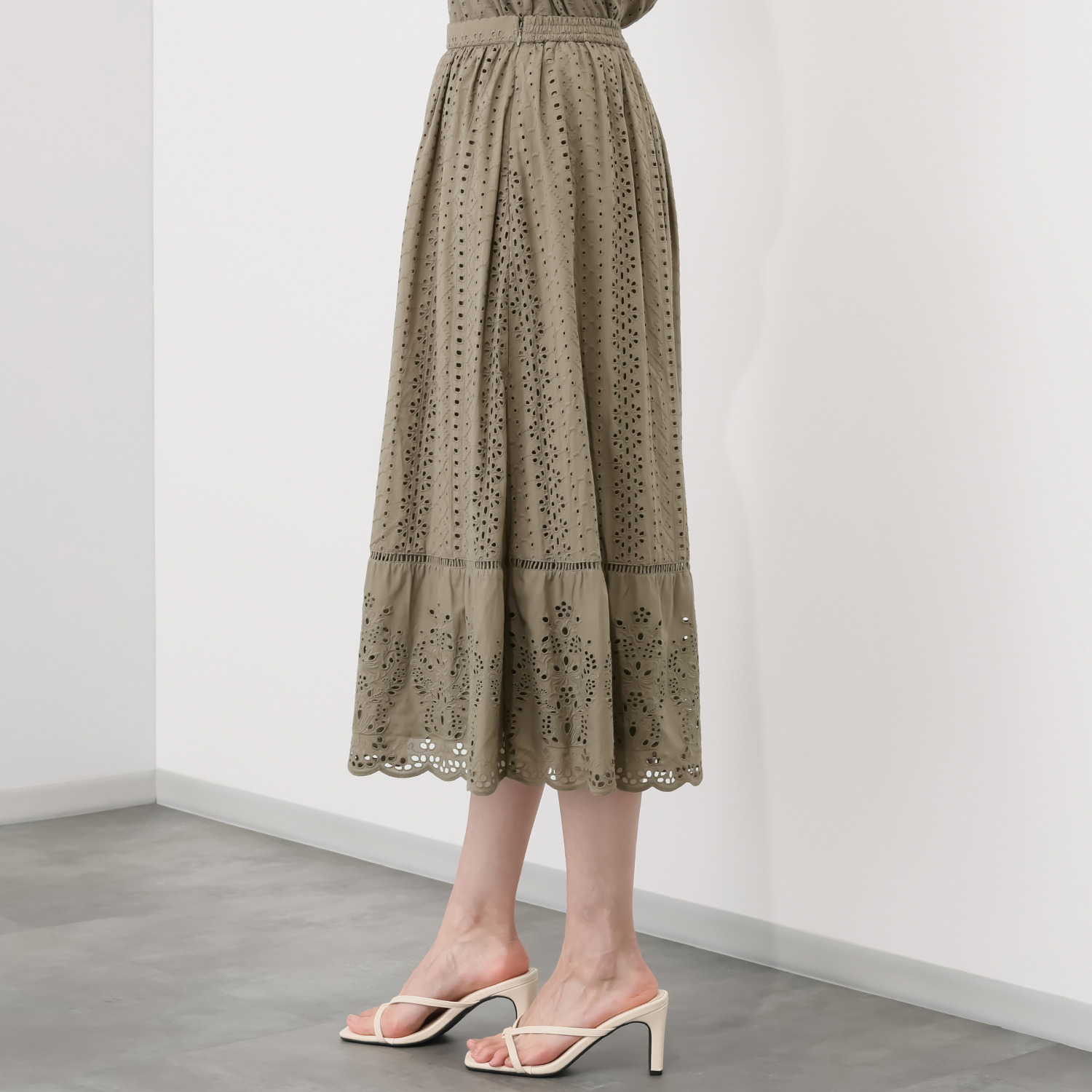 ルクオーレ 総アイレットレース スカラップデザイン フレアースカート