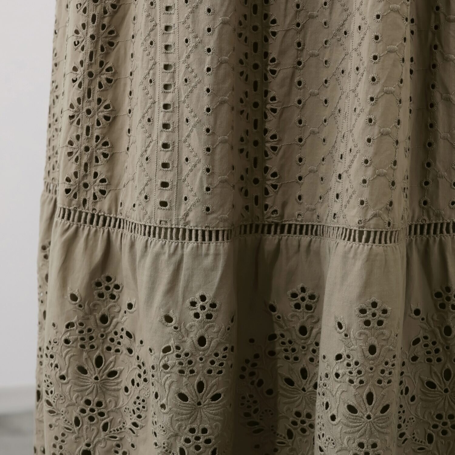 ルクオーレ 総アイレットレース スカラップデザイン フレアースカート