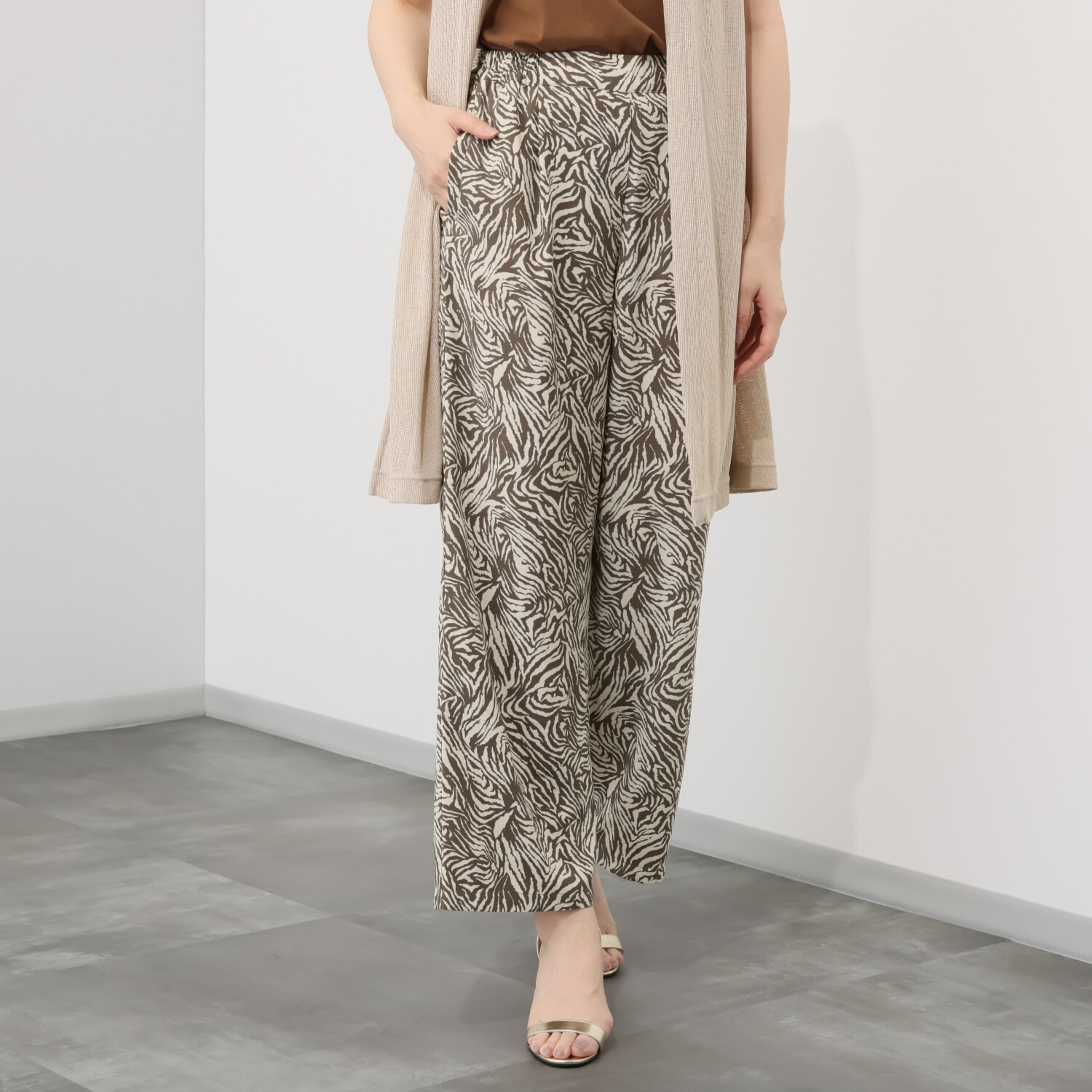 シルバーミントシュガー 梨地ジョーゼット プリント ワンタックワイドパンツ