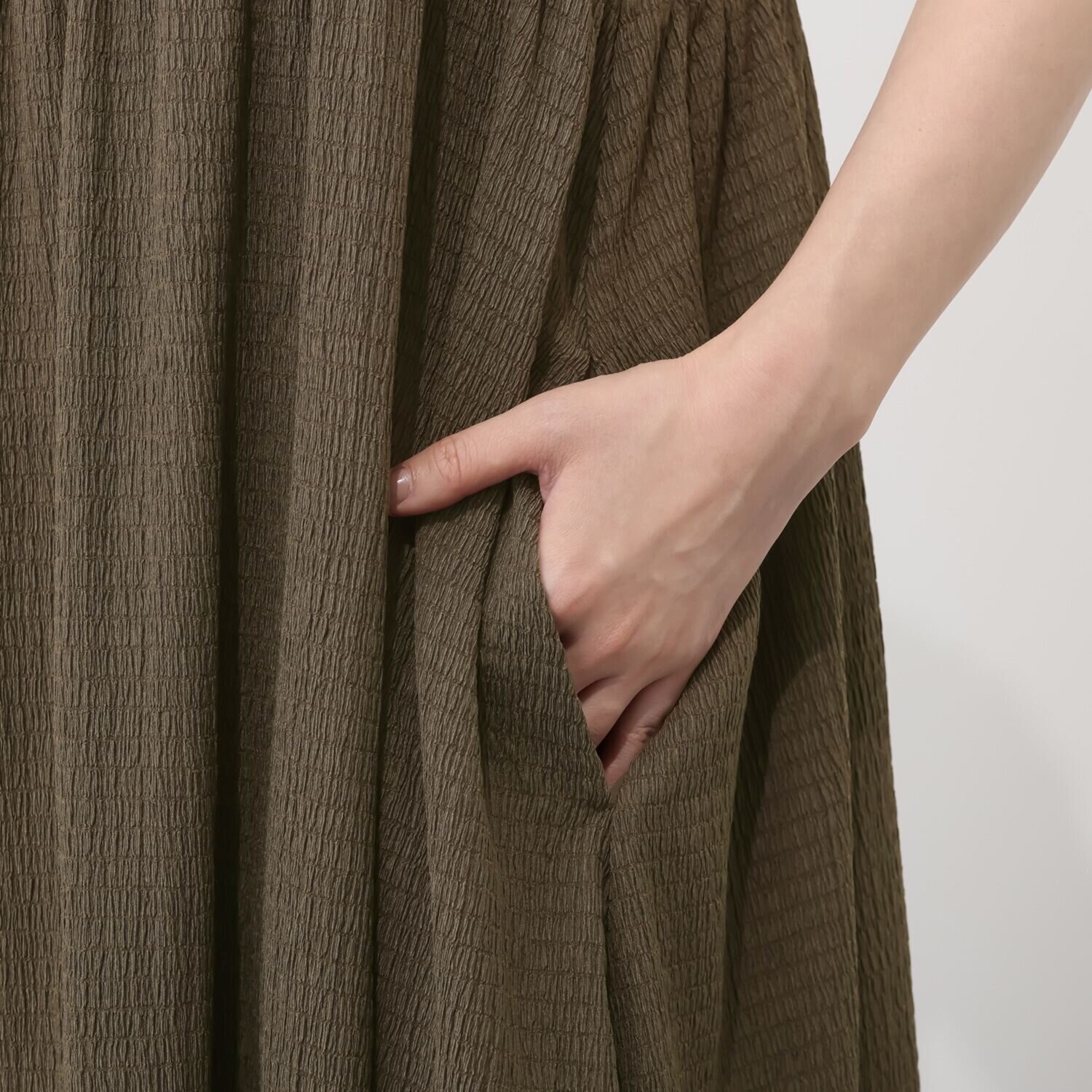 シルバーミントシュガー 肩ひもで長さが調整できる シャーリング調 キャミソールワンピース