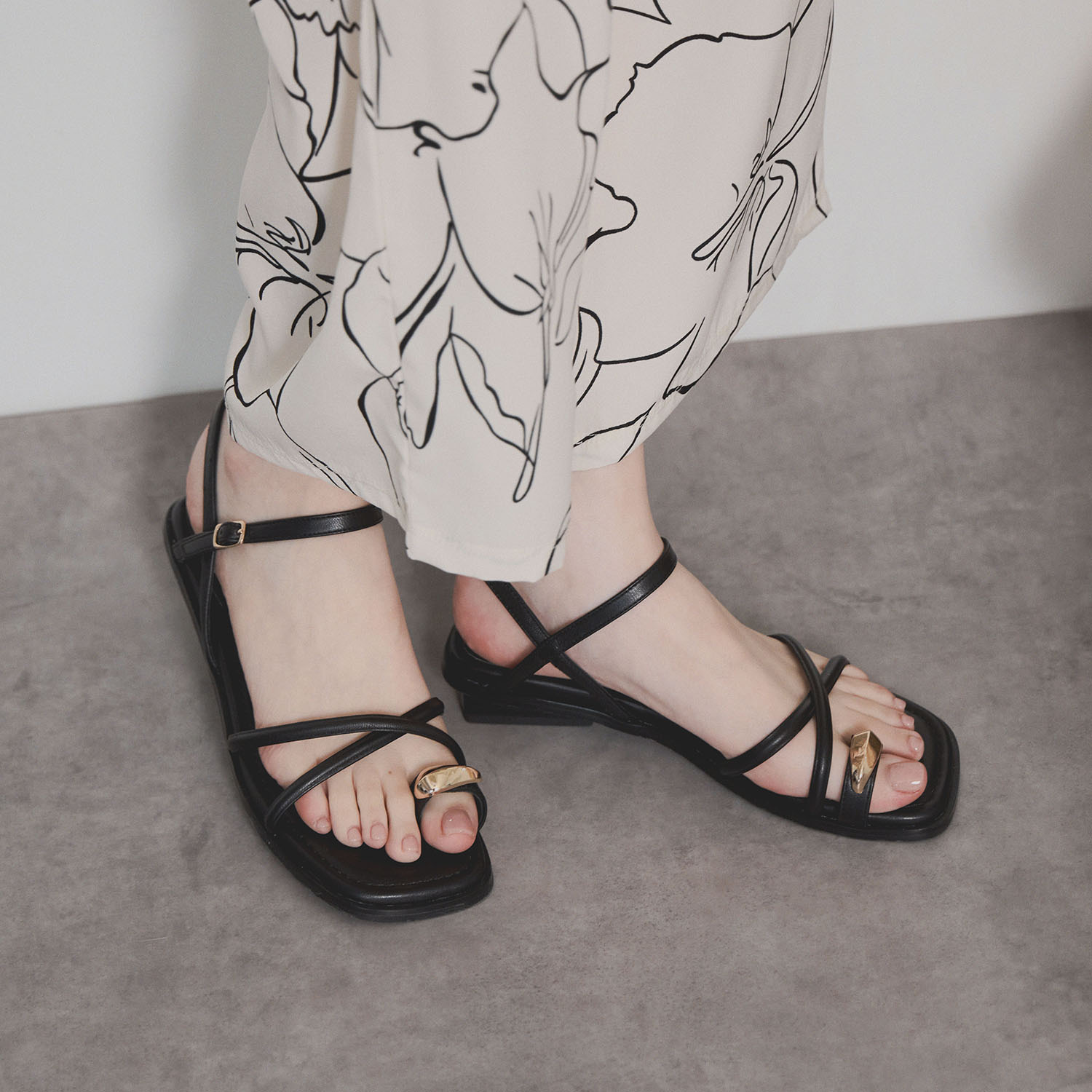 ニカル シープレザー メタルモティーフ ナローストラップサンダル