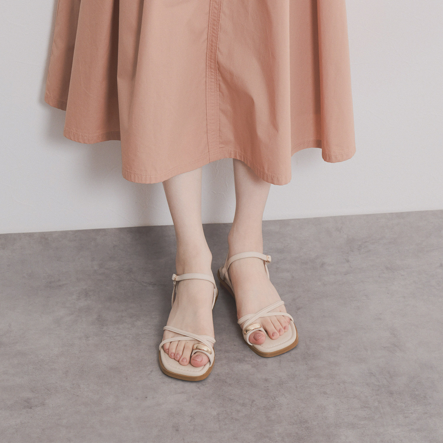 ニカル シープレザー メタルモティーフ ナローストラップサンダル