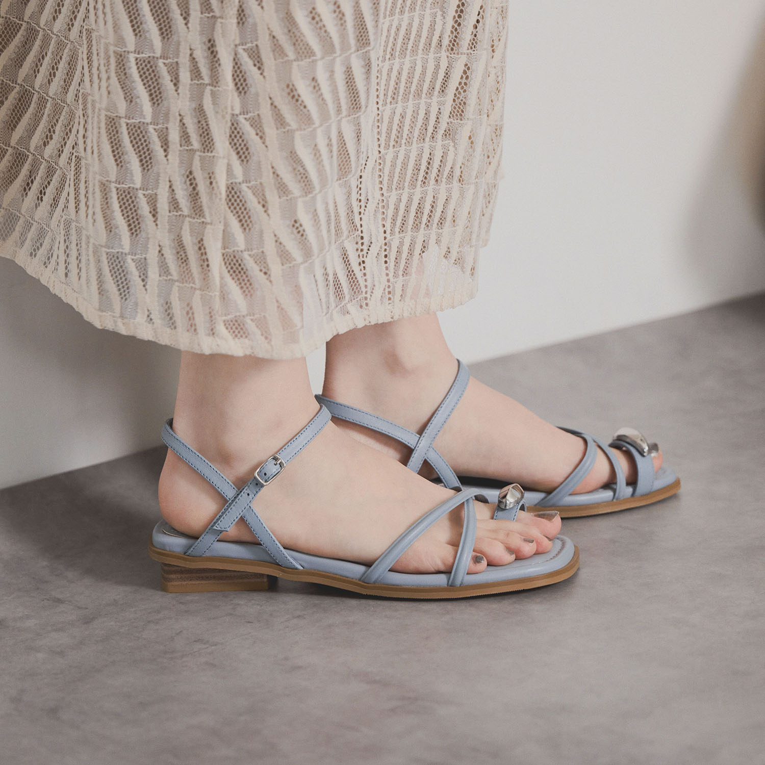 ニカル シープレザー メタルモティーフ ナローストラップサンダル