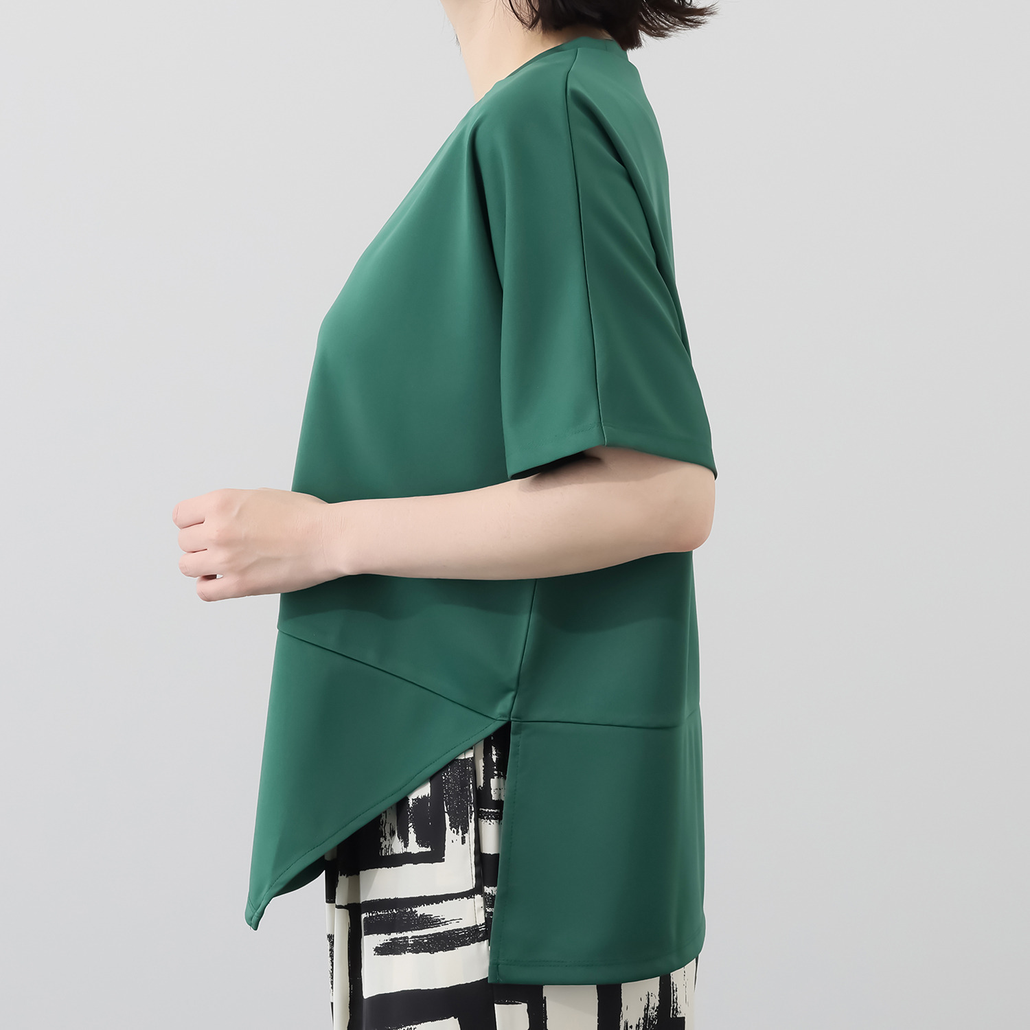 Ｋｕｎｎｙ． アシンメトリーヘム Ｔシャツ