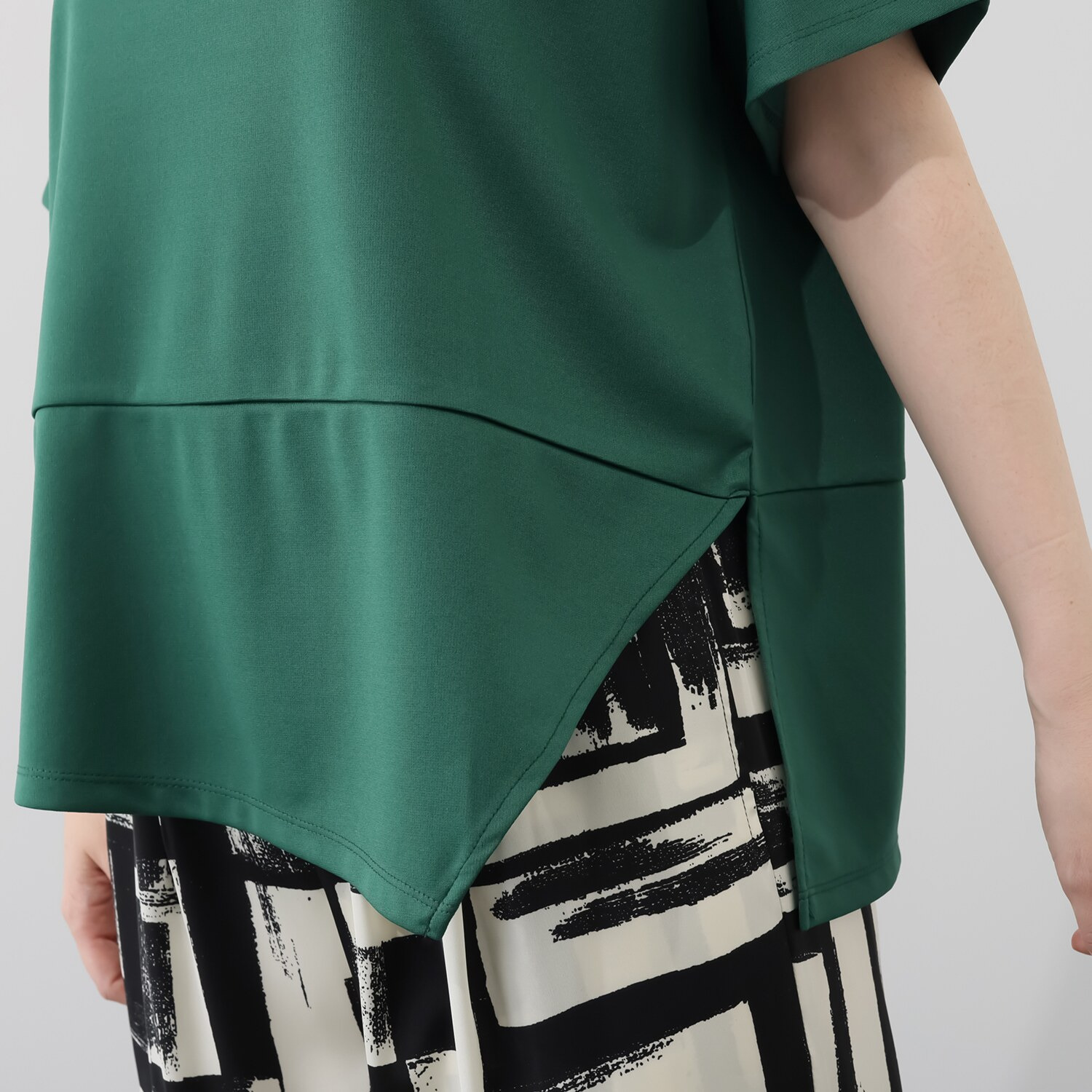 Ｋｕｎｎｙ． アシンメトリーヘム Ｔシャツ