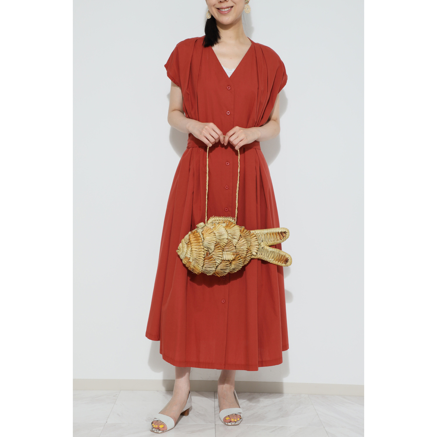 アフリカンスクエアー アフリカの島 マダガスカル発 オールハンドメイド 天然素材エラナ使用 ユニークな魚型ポシェット