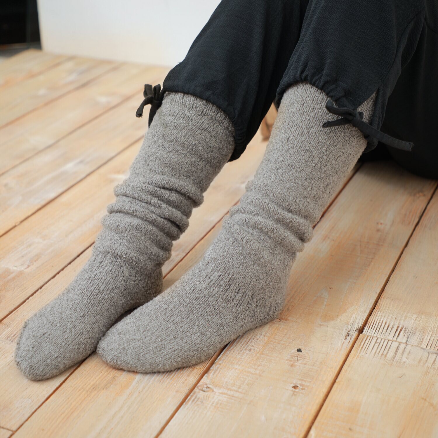 手ぶくろ職人のこだわり！ ふくらはぎまであたたかい モコモコハイソックス 同色２足セット 洗濯ネット付