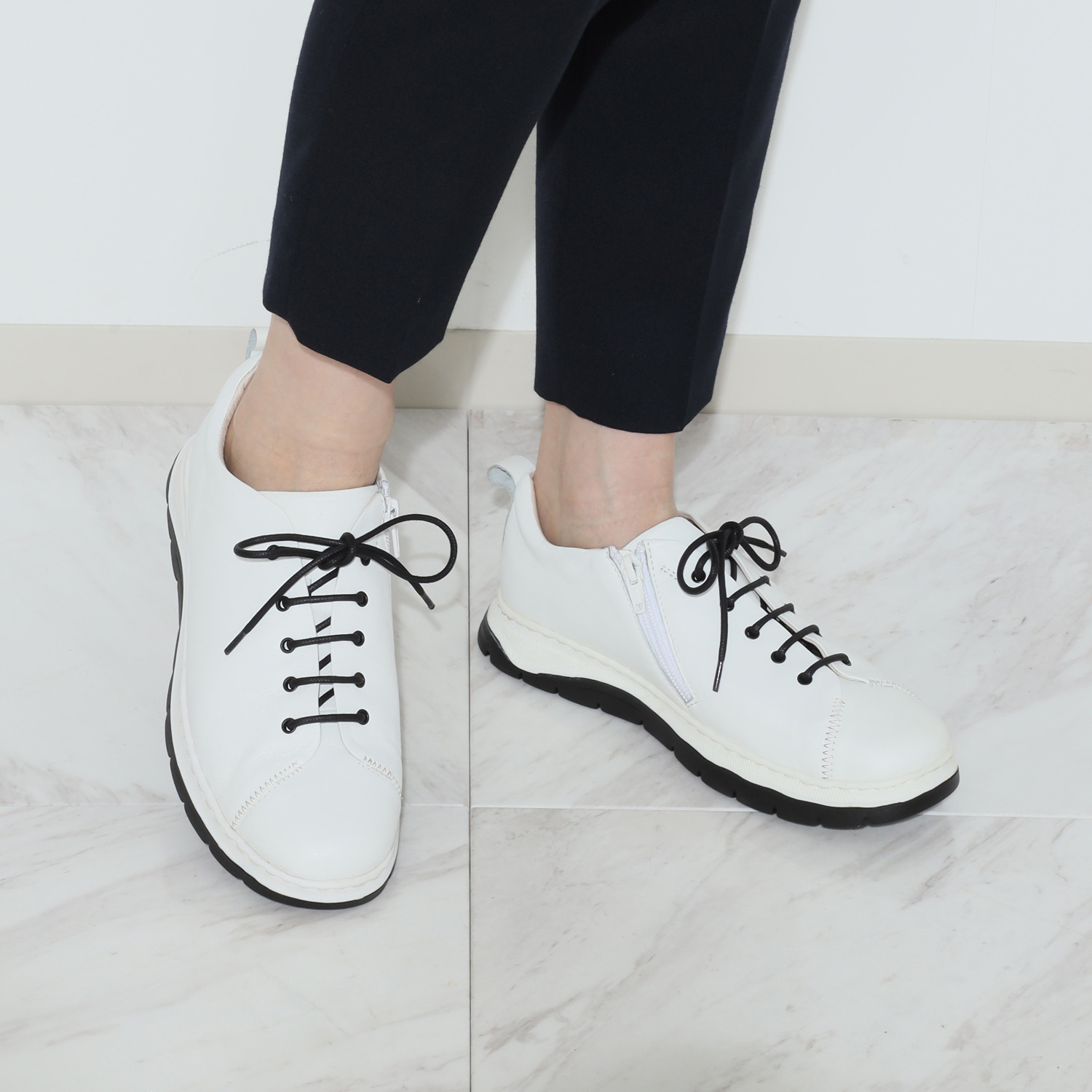マイレ はっ水 カーフレザー ファスナー付 レースアップスニーカー
