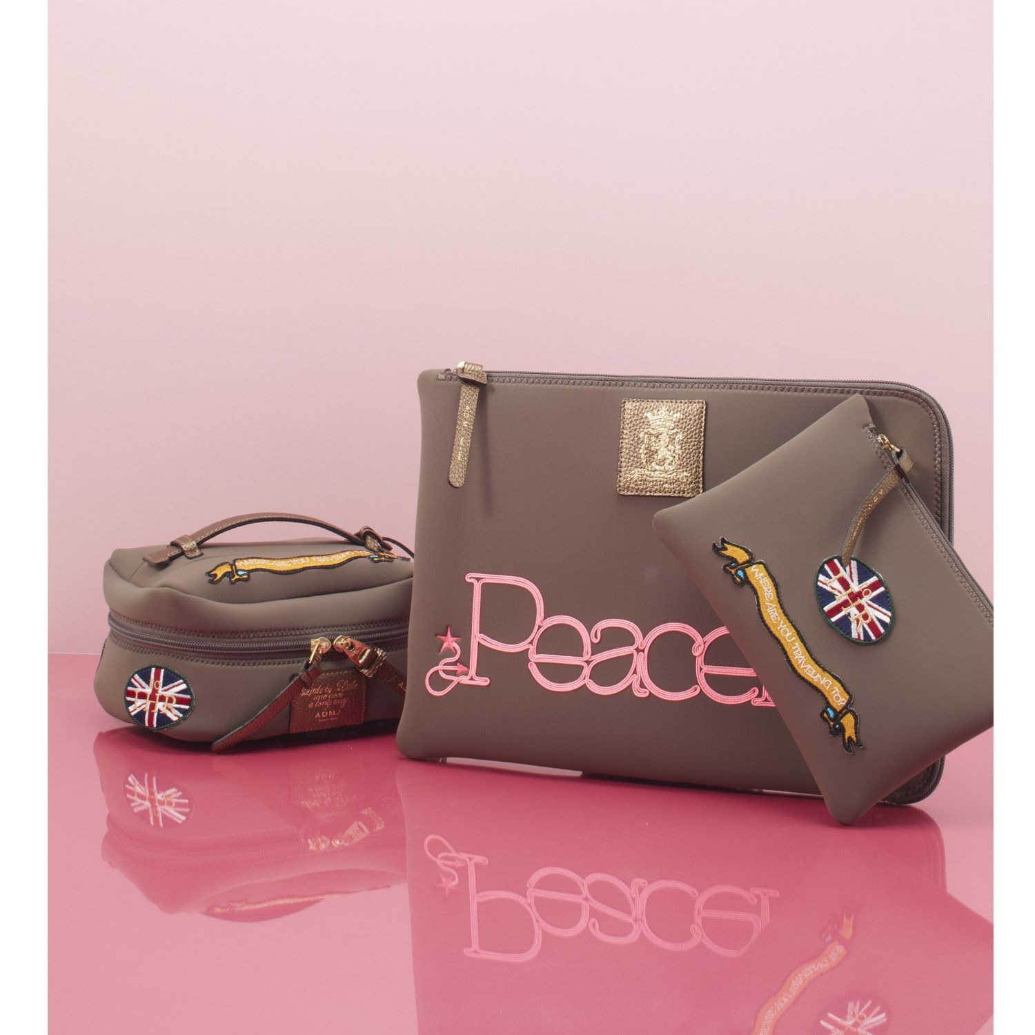 エーディーエムジェイ 魔法のように軽い マジックライト バニティバッグ ＜Ｍ＞