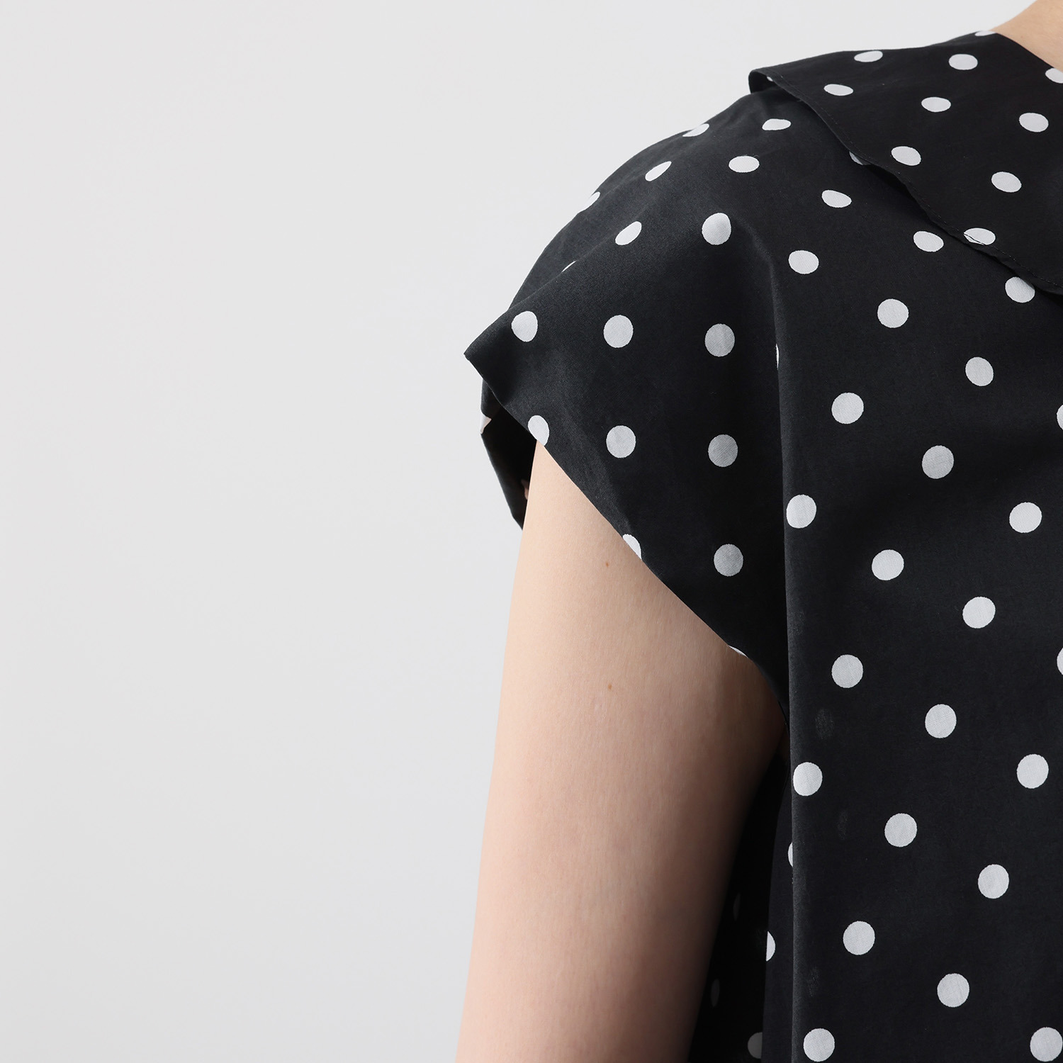 イフェメル／ ダブルフェーストーキョー 日本製 ドット柄 ラッフルアクセント フレンチスリーブ ブラウス