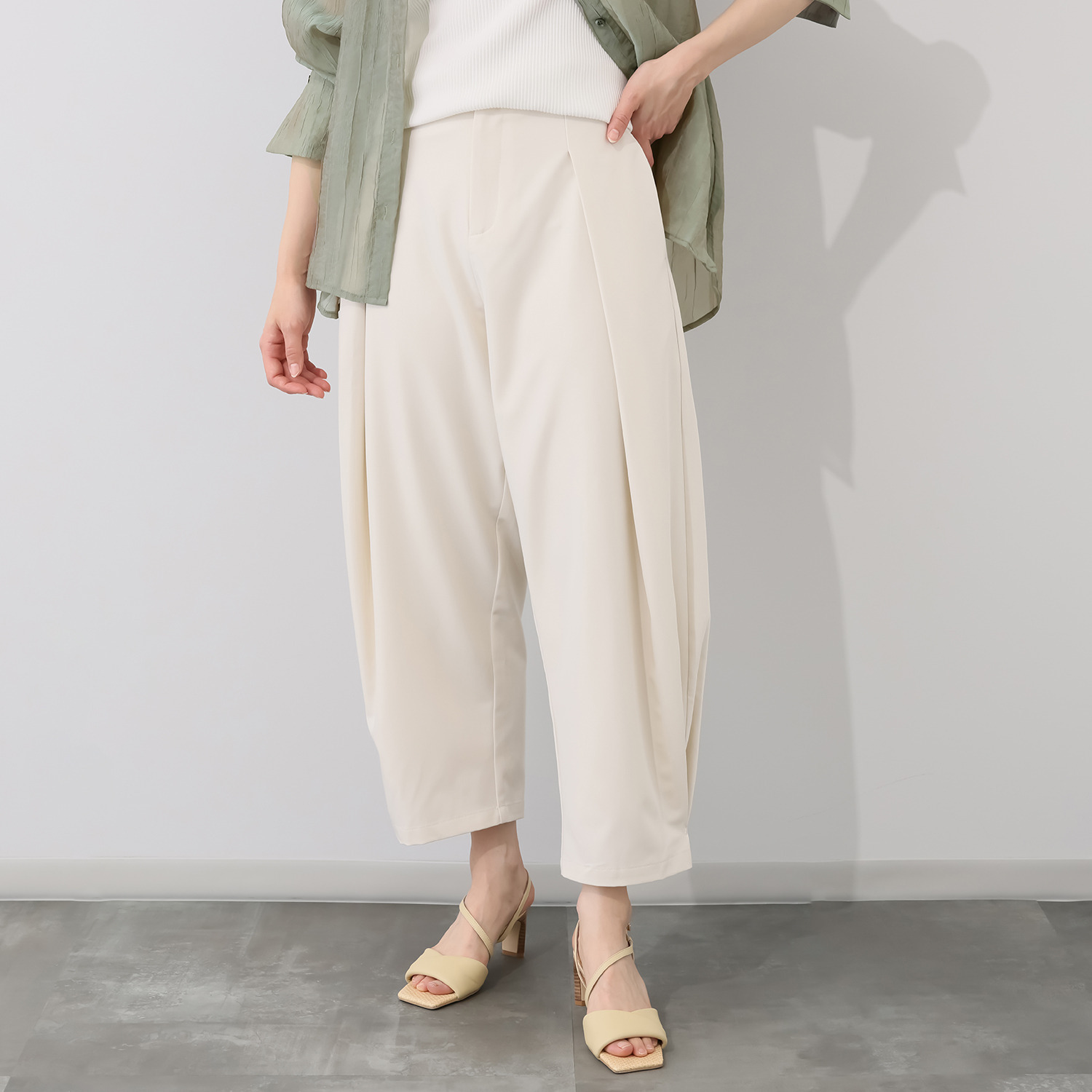 コモエリークローゼット 変形タックで作る ゆるパンツ