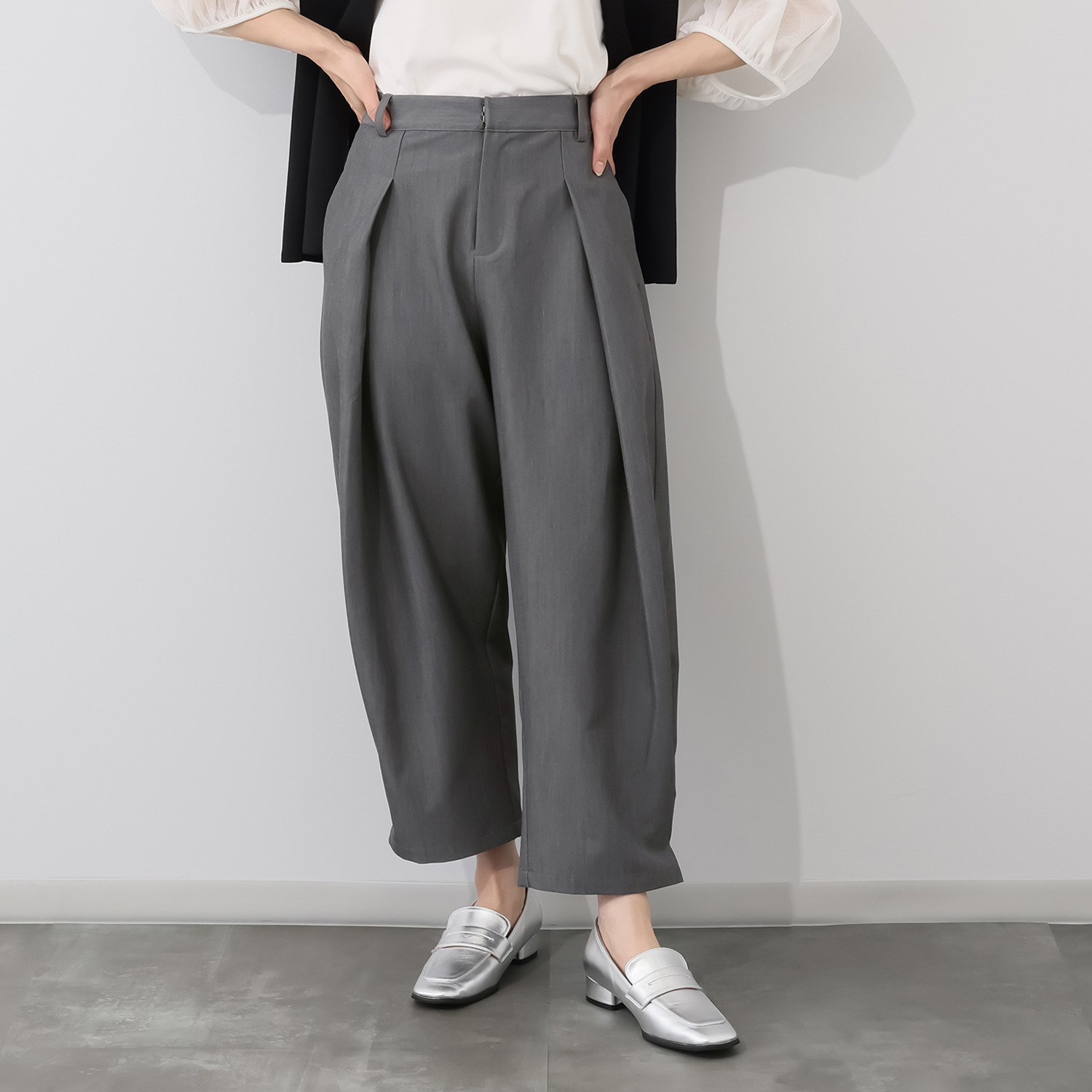 コモエリークローゼット 変形タックで作る ゆるパンツ