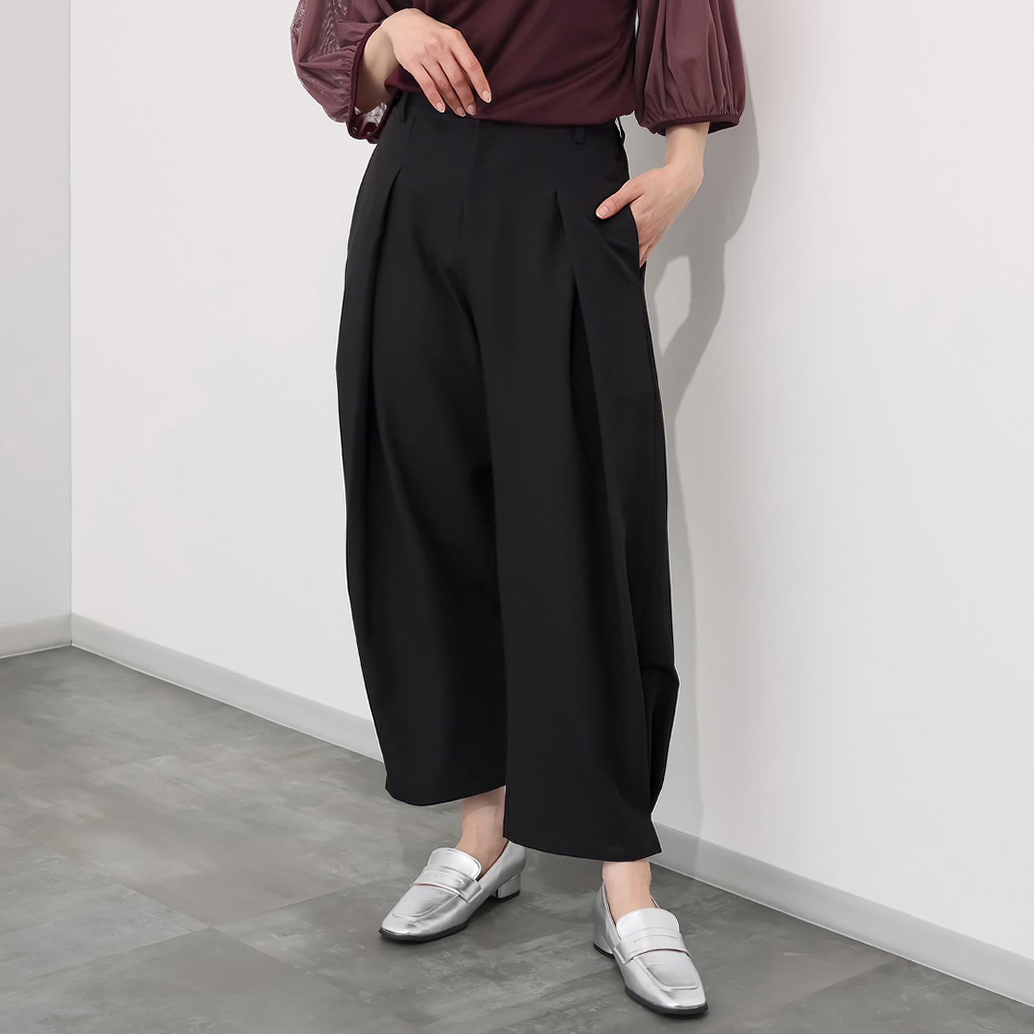 コモエリークローゼット 変形タックで作る ゆるパンツ