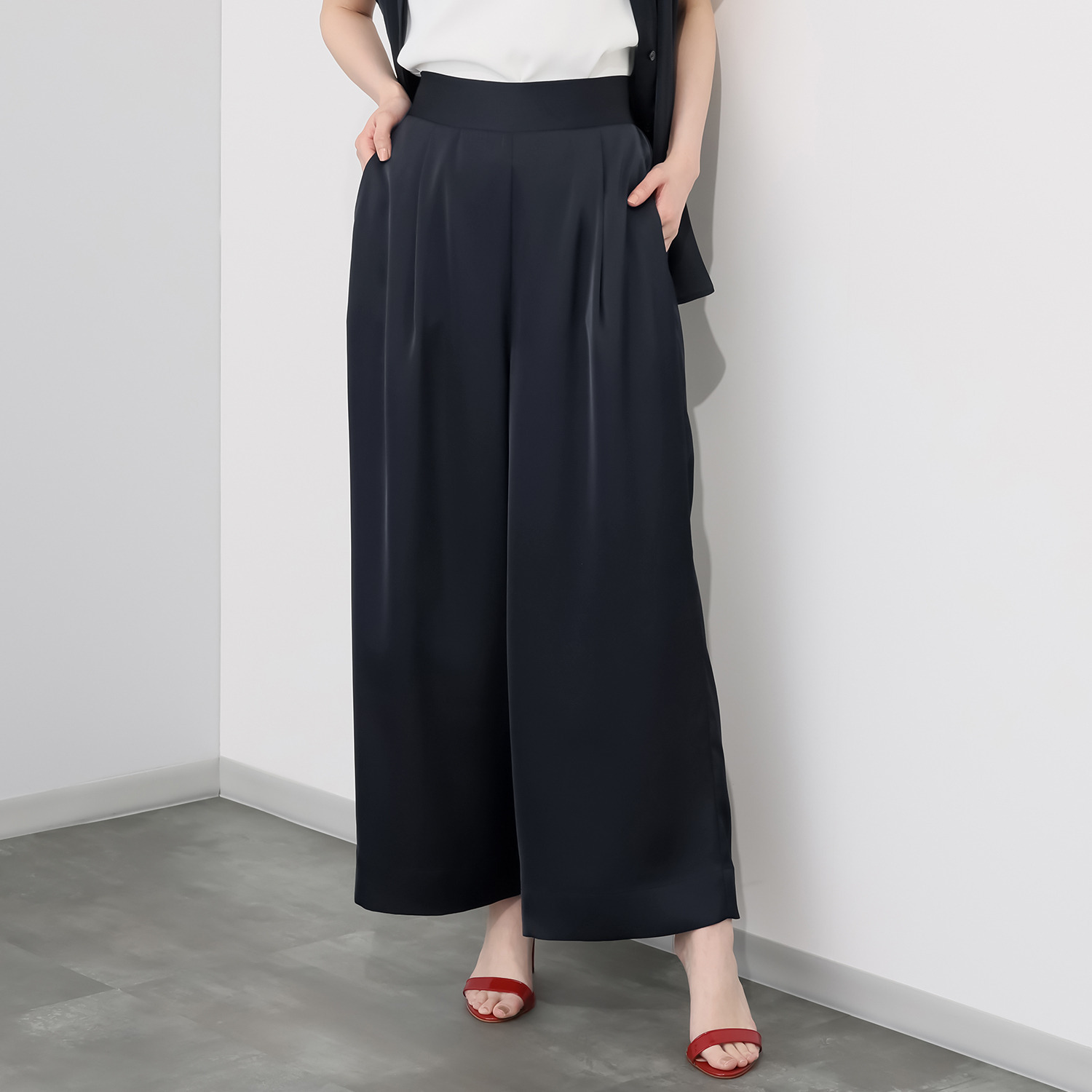 元町ゼラール ドレープ感が美しい！ とろみサテン ギャザーワイドパンツ