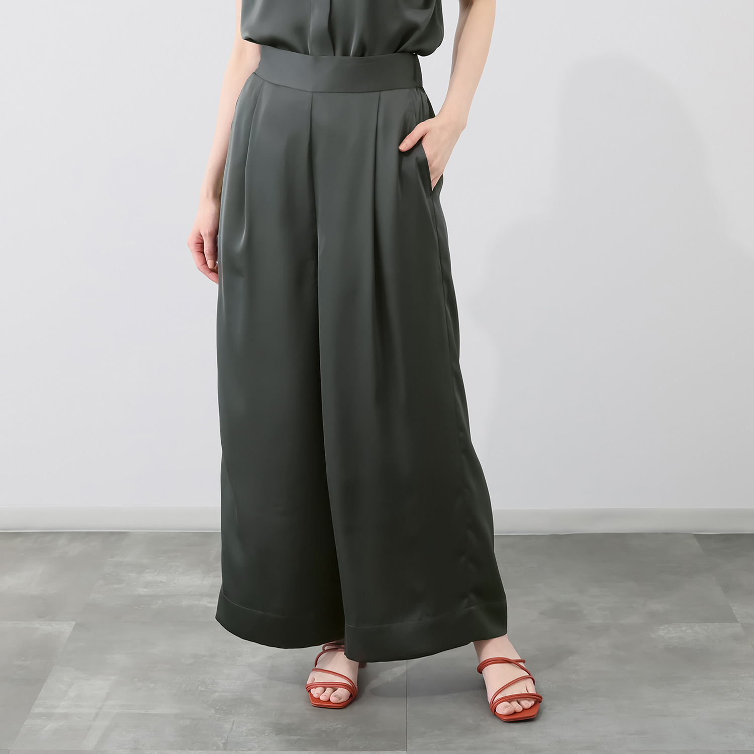 元町ゼラール ドレープ感が美しい！ とろみサテン ギャザーワイドパンツ