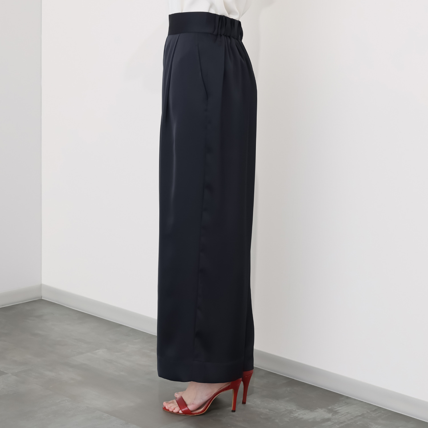 元町ゼラール ドレープ感が美しい！ とろみサテン ギャザーワイドパンツ