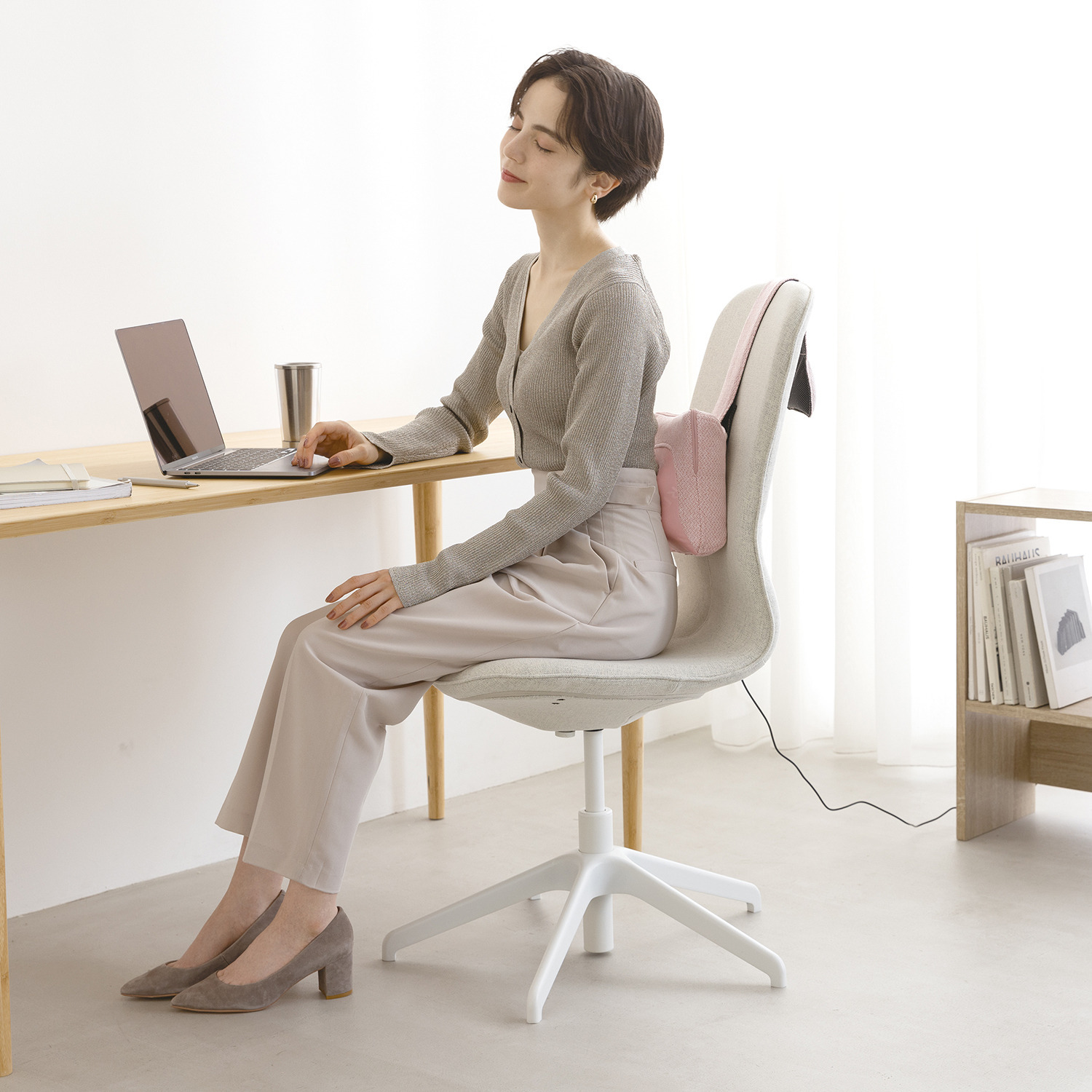 アテックスルルド 軽量＆コンパクトで 肩甲骨まわりにフィット！ マッサージクッション Ｃ３０