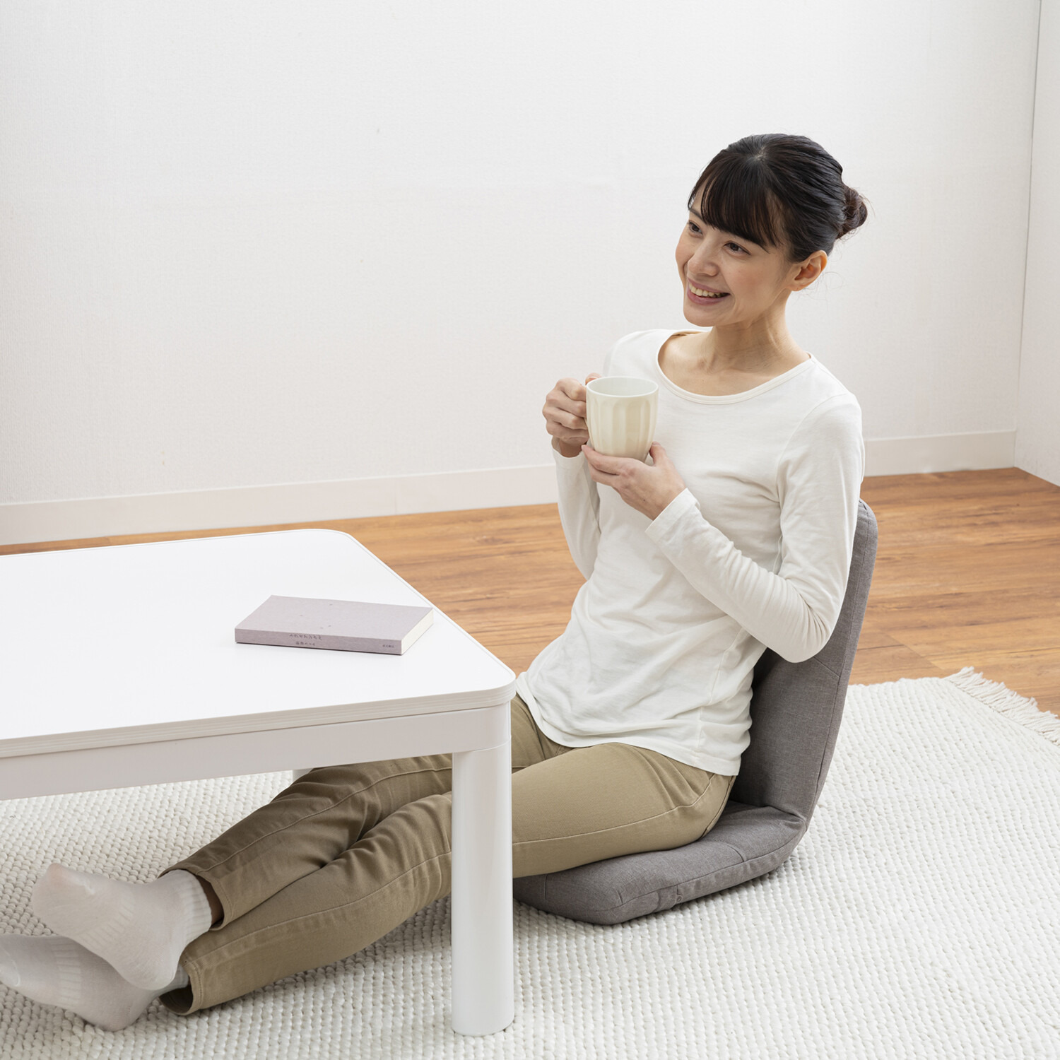 正しい座り姿勢を サポート＆ ６つの突起で 筋肉のコリをほぐす！ からだスッキリ座椅子 ホグレッシュ