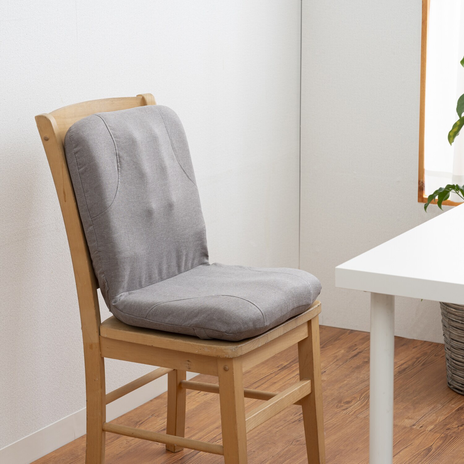 正しい座り姿勢を サポート＆ ６つの突起で 筋肉のコリをほぐす！ からだスッキリ座椅子 ホグレッシュ