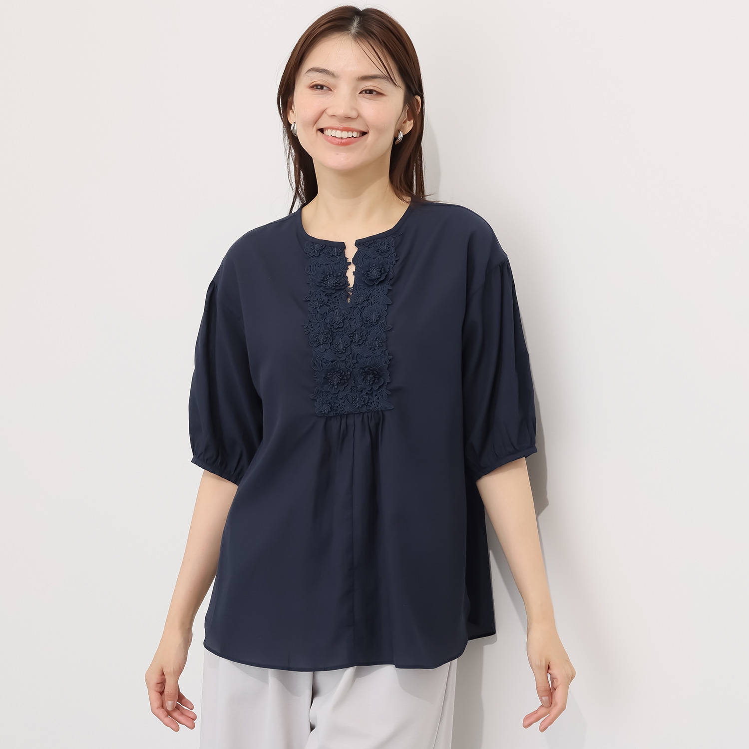 エスポア 綿麻混ボイル 立体レースが華やかな キーネックブラウス