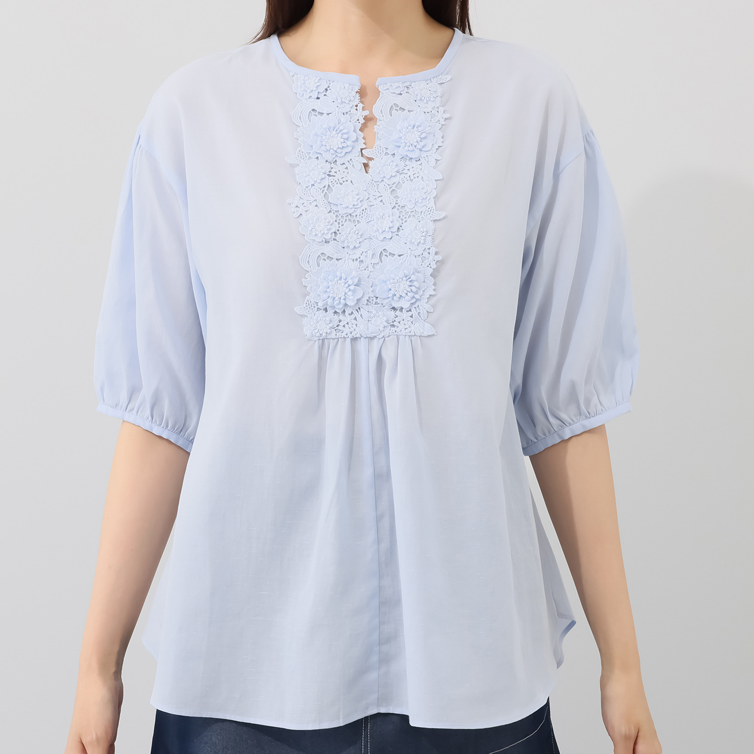 エスポア 綿麻混ボイル 立体レースが華やかな キーネックブラウス