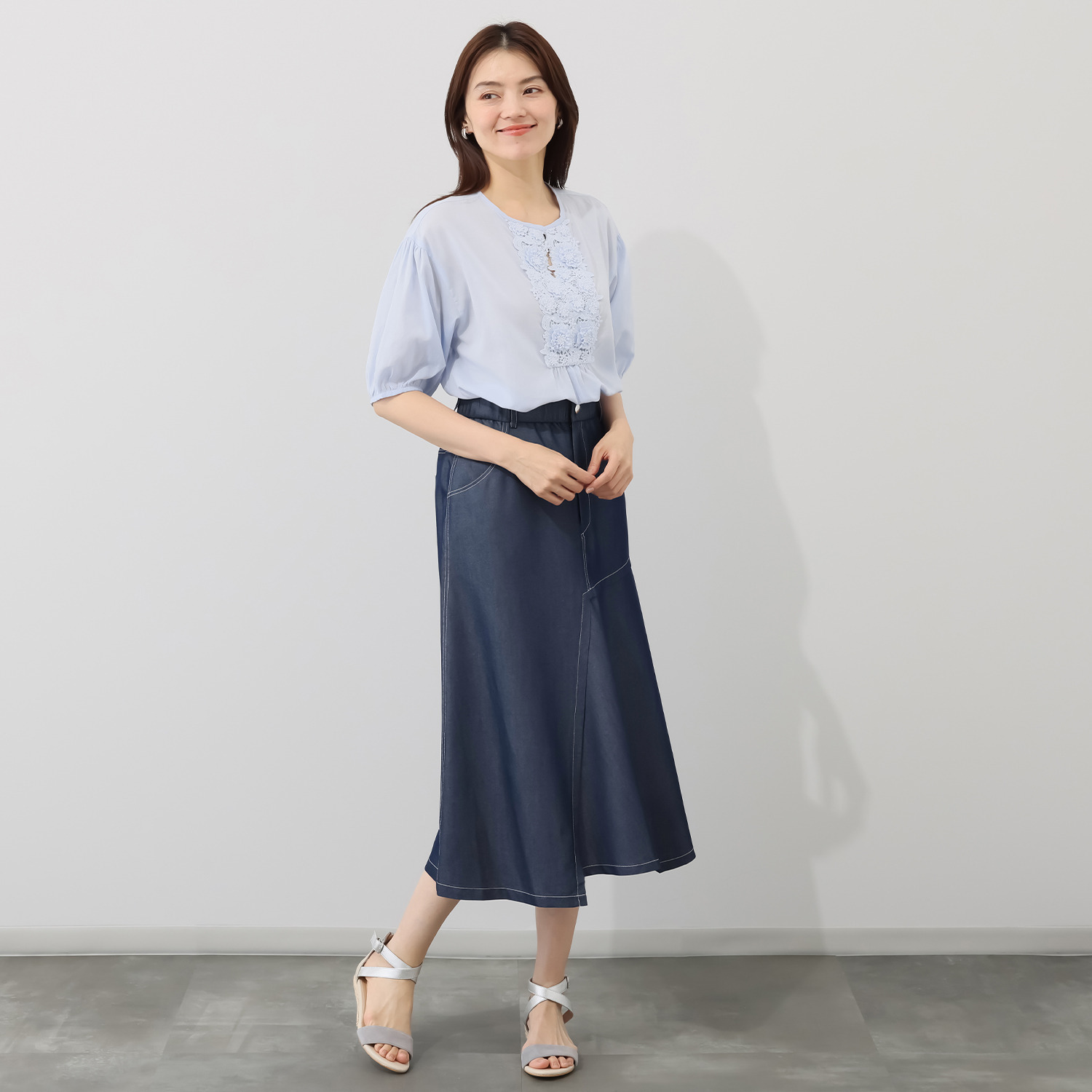 エスポア 綿麻混ボイル 立体レースが華やかな キーネックブラウス