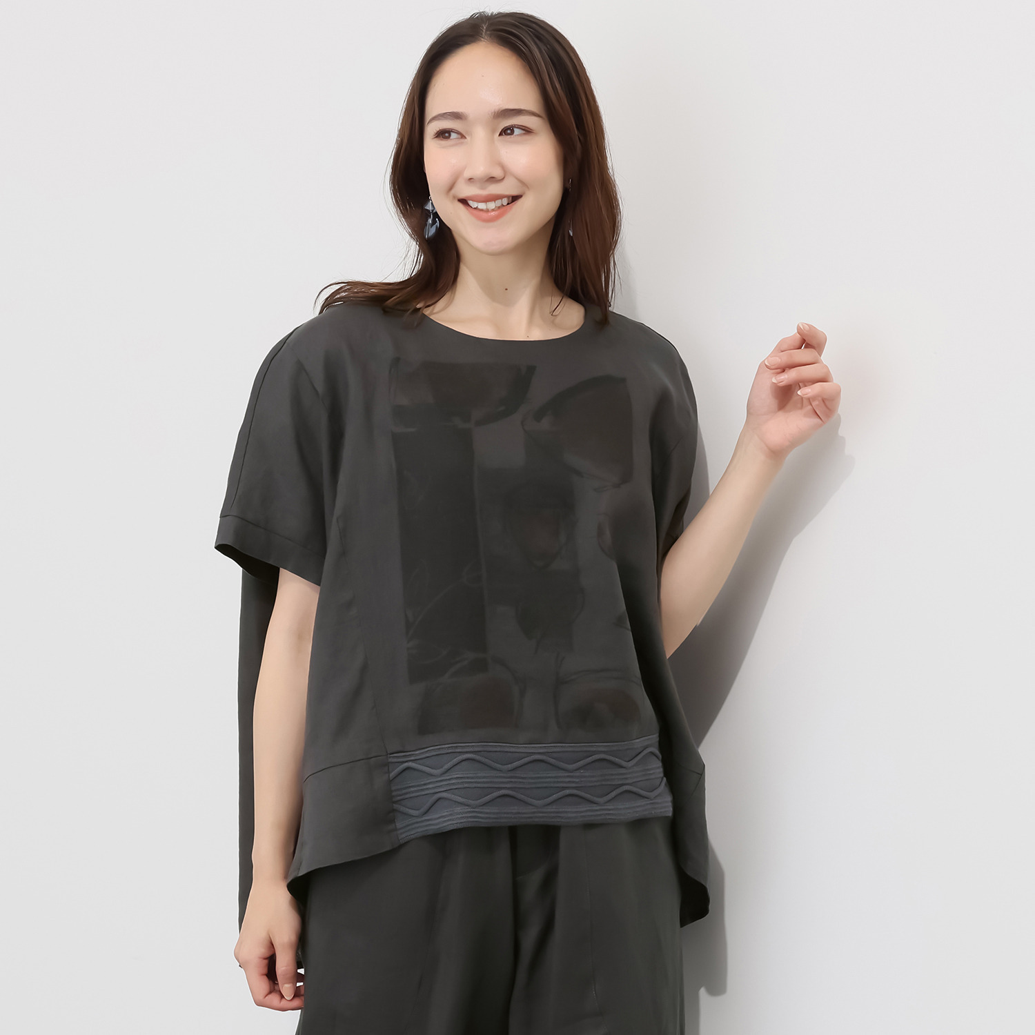 ヨシヨシ バイ　ピージェイ ウォッシャブル麻素材 ニットパーツドッキング プリント加工入り リラックスシルエット デザインプルオーバー