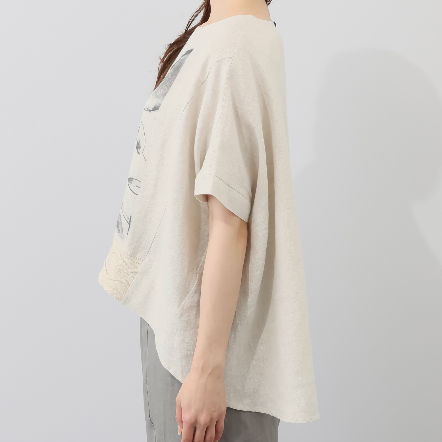 ヨシヨシ バイ　ピージェイ ウォッシャブル麻素材 ニットパーツドッキング プリント加工入り リラックスシルエット デザインプルオーバー