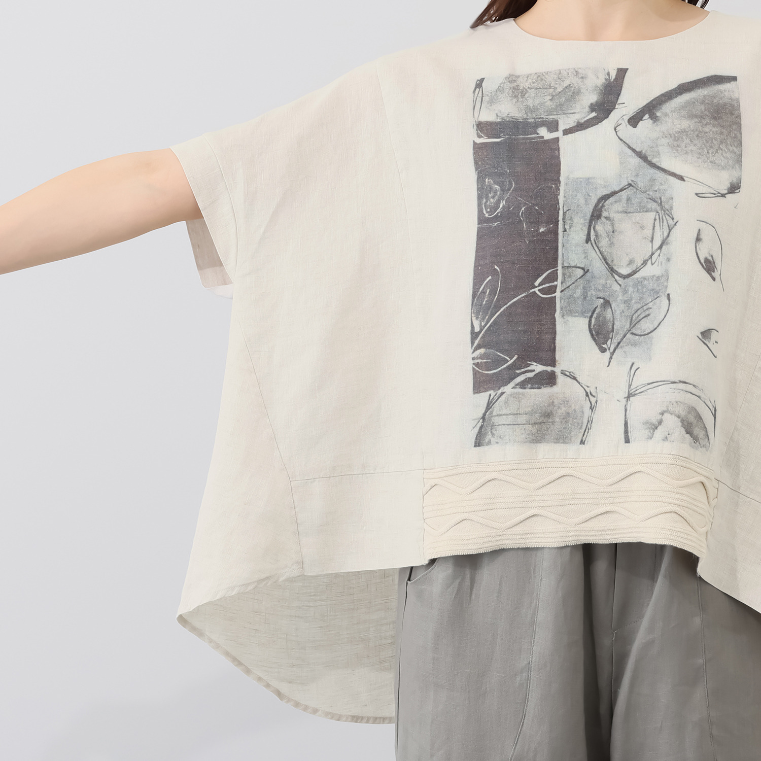 ヨシヨシ バイ　ピージェイ ウォッシャブル麻素材 ニットパーツドッキング プリント加工入り リラックスシルエット デザインプルオーバー