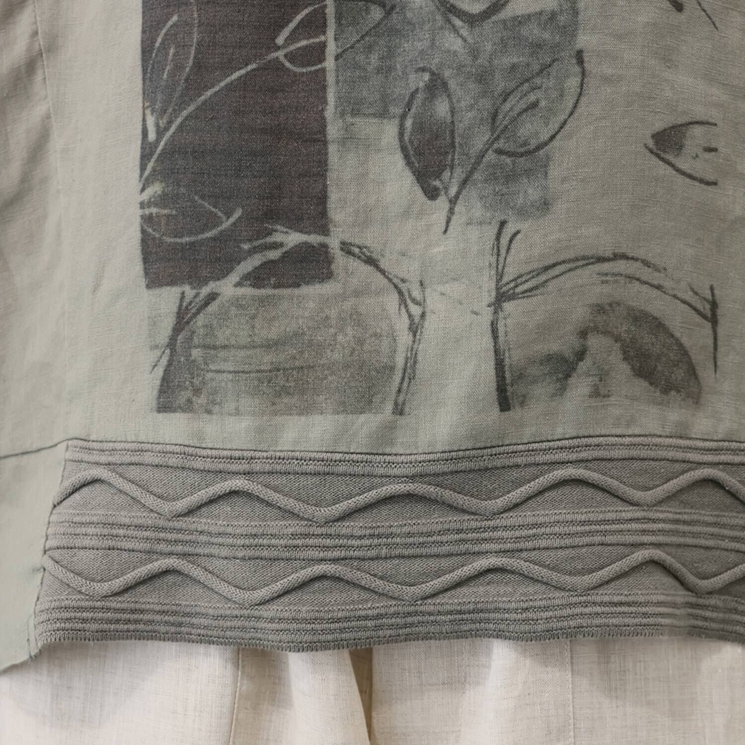 ヨシヨシ バイ　ピージェイ ウォッシャブル麻素材 ニットパーツドッキング プリント加工入り リラックスシルエット デザインプルオーバー