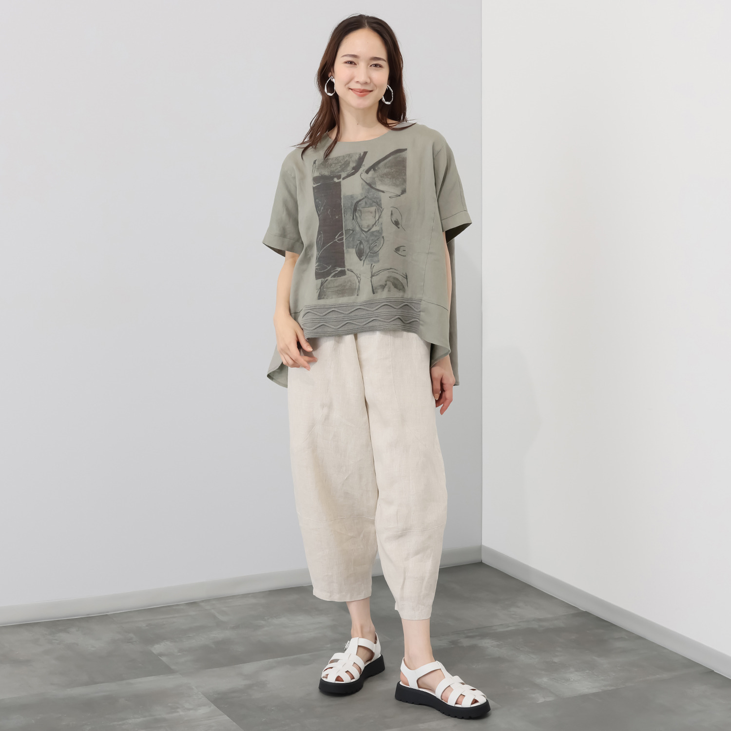 ヨシヨシ バイ　ピージェイ ウォッシャブル麻素材 ニットパーツドッキング プリント加工入り リラックスシルエット デザインプルオーバー