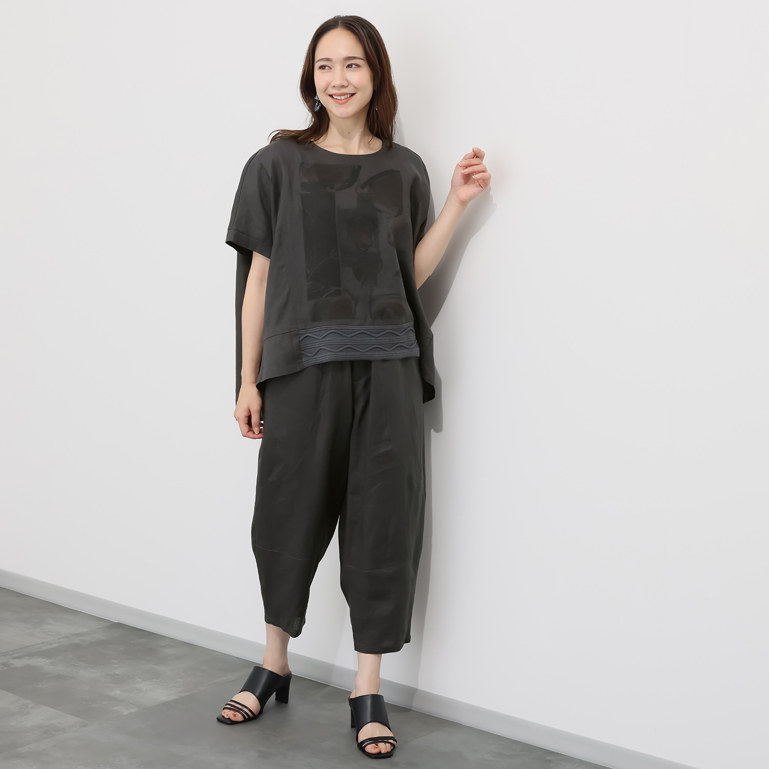 ヨシヨシ バイ　ピージェイ ウォッシャブル麻素材 ニットパーツドッキング プリント加工入り リラックスシルエット デザインプルオーバー