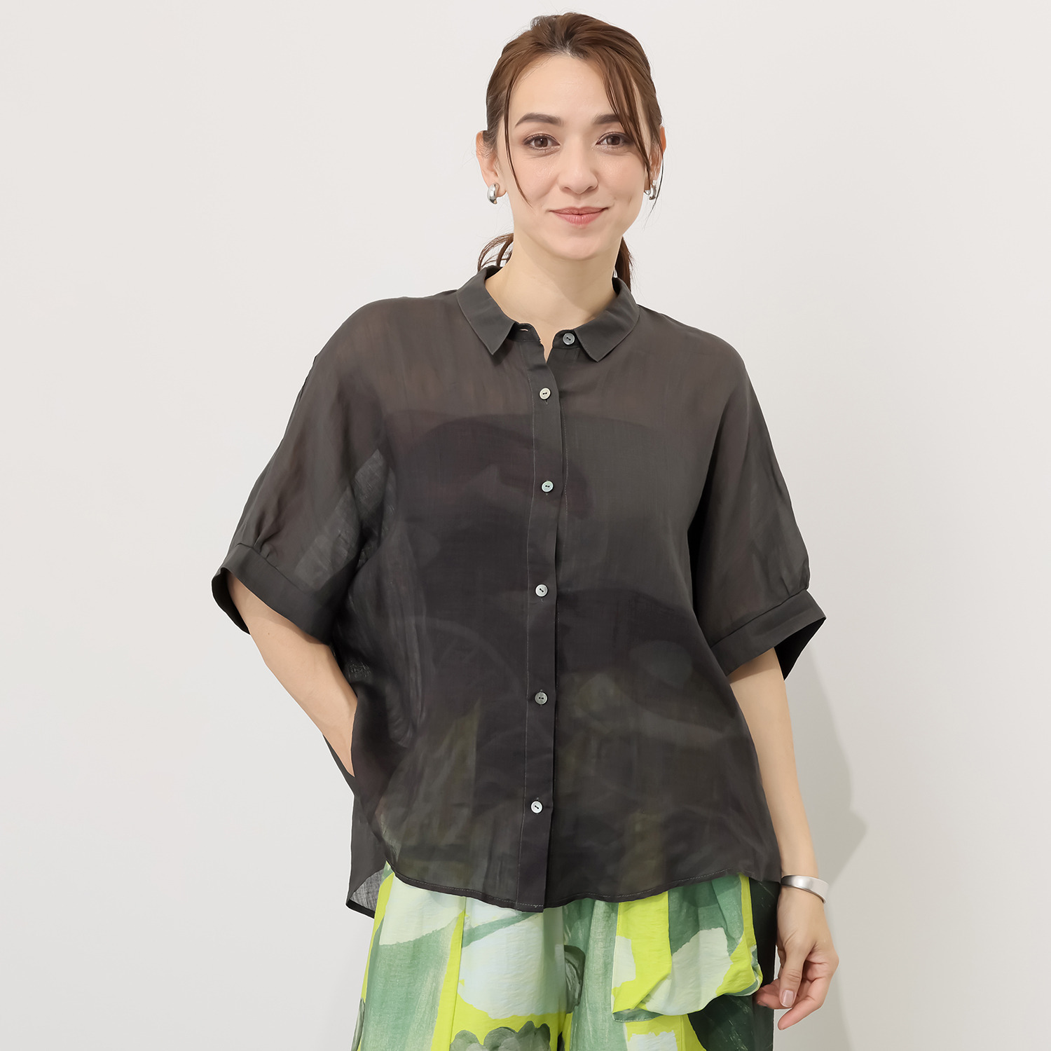 ヨシヨシ バイ　ピージェイ ウォッシャブル麻素材 プリント加工入り リラックスシルエット デザインシャツ