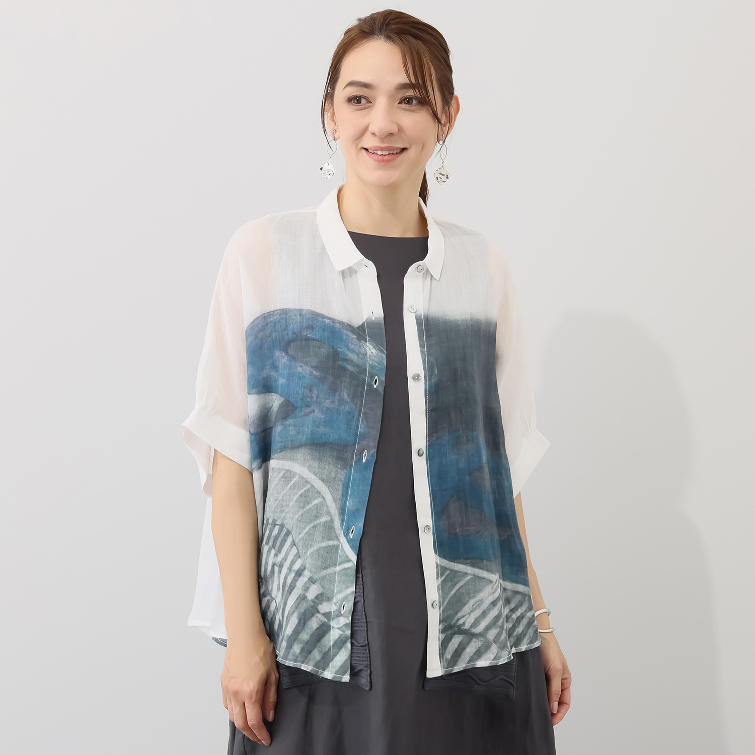 ヨシヨシ バイ　ピージェイ ウォッシャブル麻素材 プリント加工入り リラックスシルエット デザインシャツ