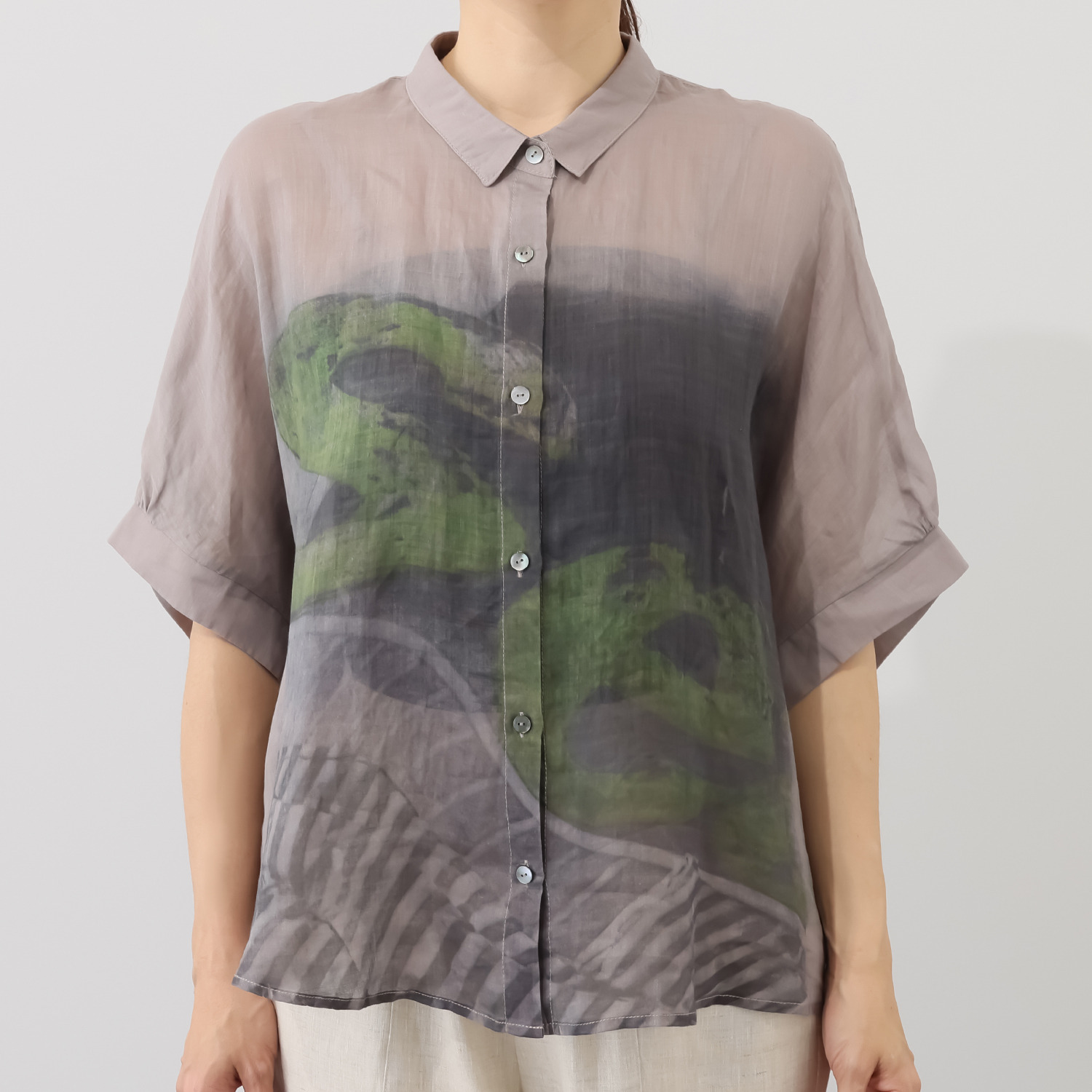 ヨシヨシ バイ　ピージェイ ウォッシャブル麻素材 プリント加工入り リラックスシルエット デザインシャツ