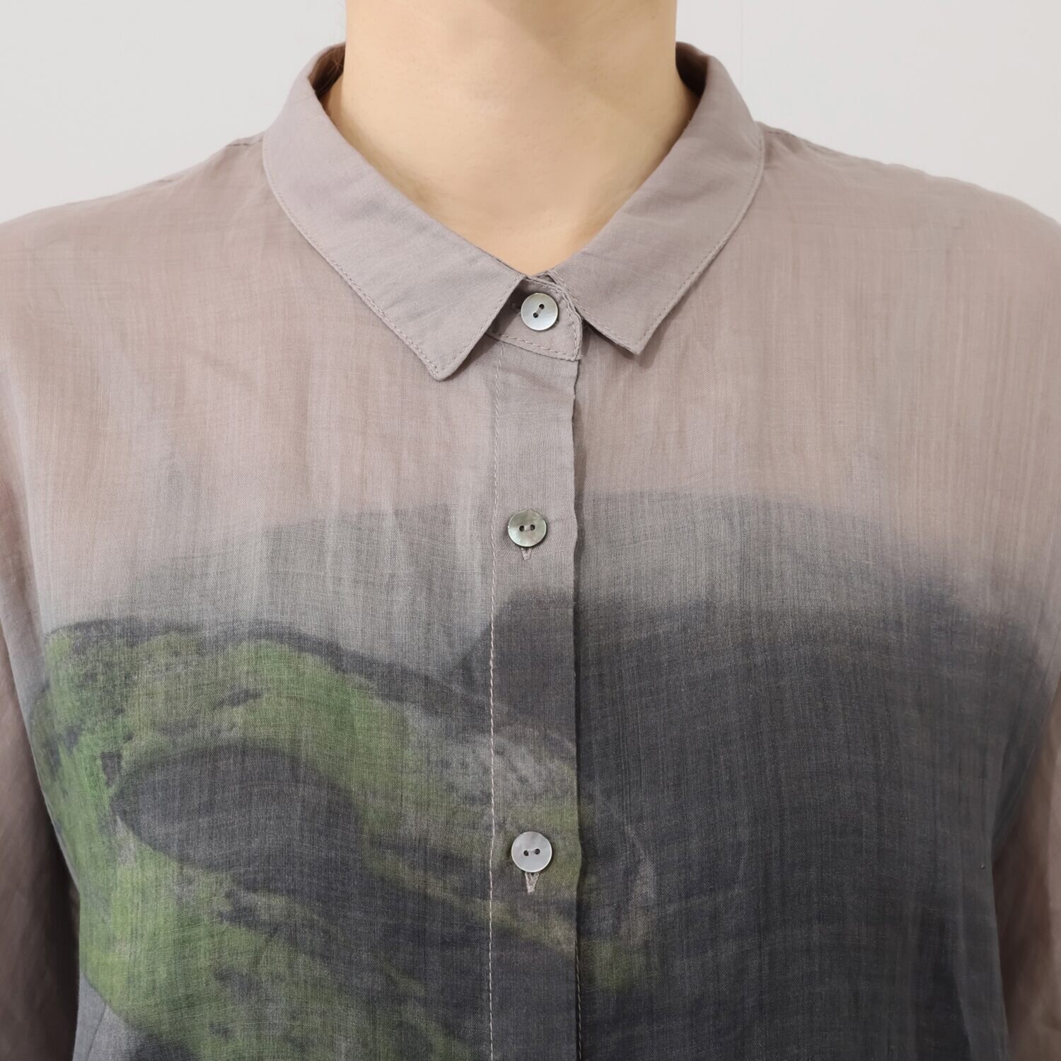 ヨシヨシ バイ　ピージェイ ウォッシャブル麻素材 プリント加工入り リラックスシルエット デザインシャツ