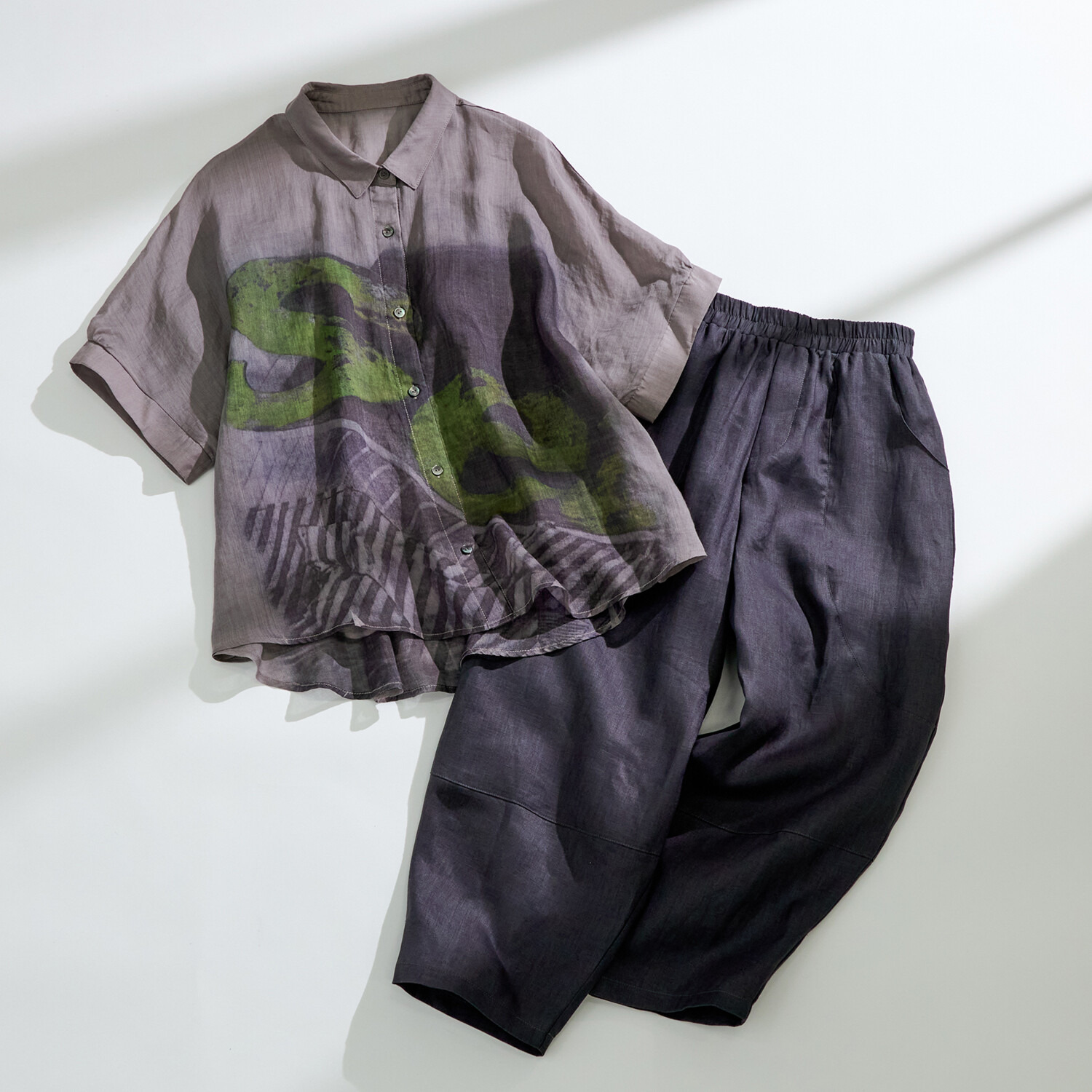 ヨシヨシ バイ　ピージェイ ウォッシャブル麻素材 プリント加工入り リラックスシルエット デザインシャツ