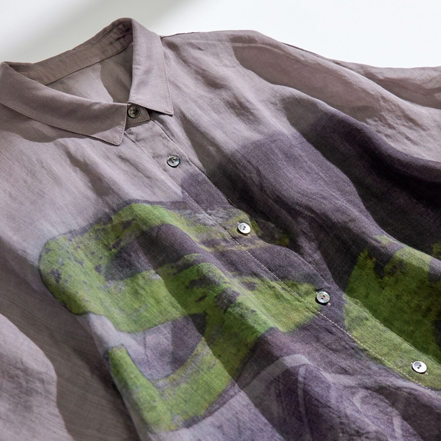 ヨシヨシ バイ　ピージェイ ウォッシャブル麻素材 プリント加工入り リラックスシルエット デザインシャツ