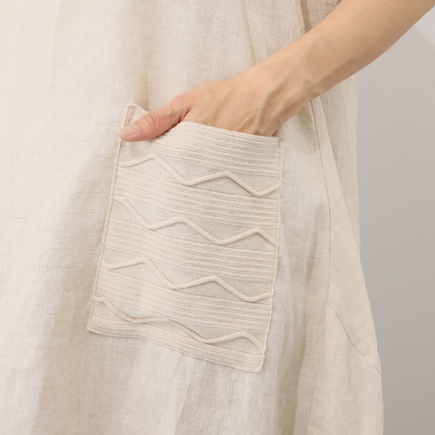 ヨシヨシ バイ　ピージェイ ウォッシャブル麻素材 ニットパーツドッキング Ａラインシルエット デザインワンピース