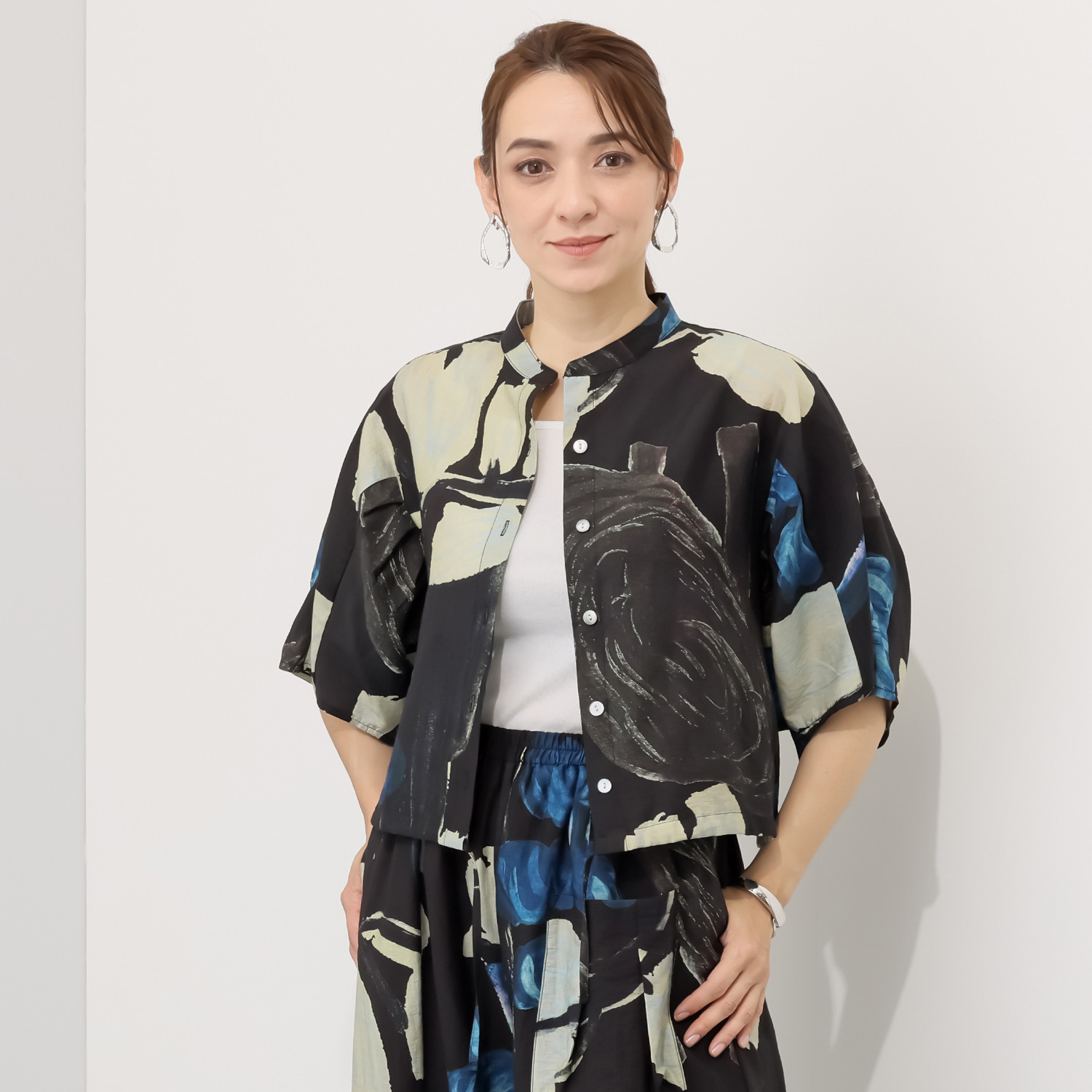 ヨシヨシ バイ　ピージェイ プリント生地使用 デザインスリーブ ショートレングスシャツ