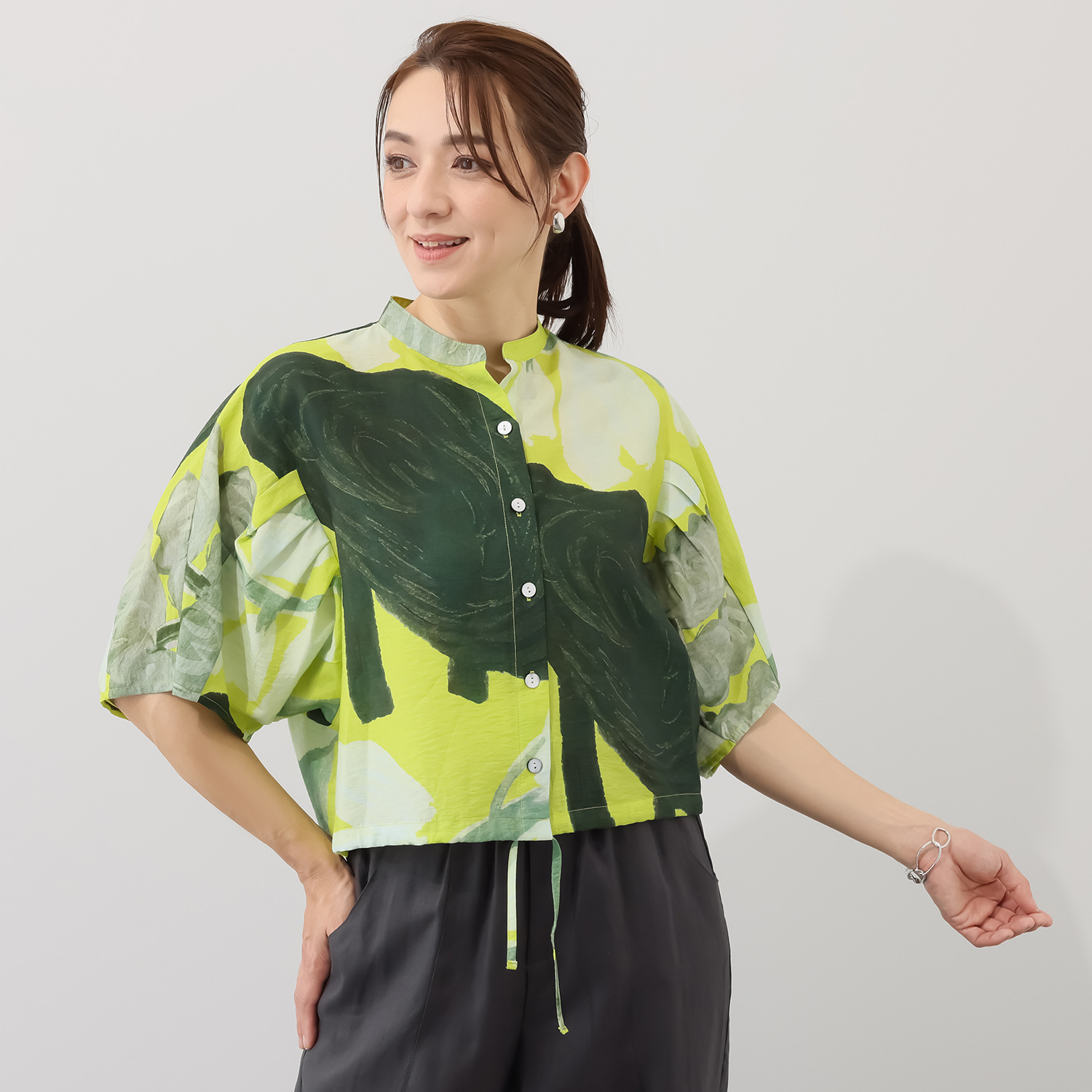 ヨシヨシ バイ　ピージェイ プリント生地使用 デザインスリーブ ショートレングスシャツ