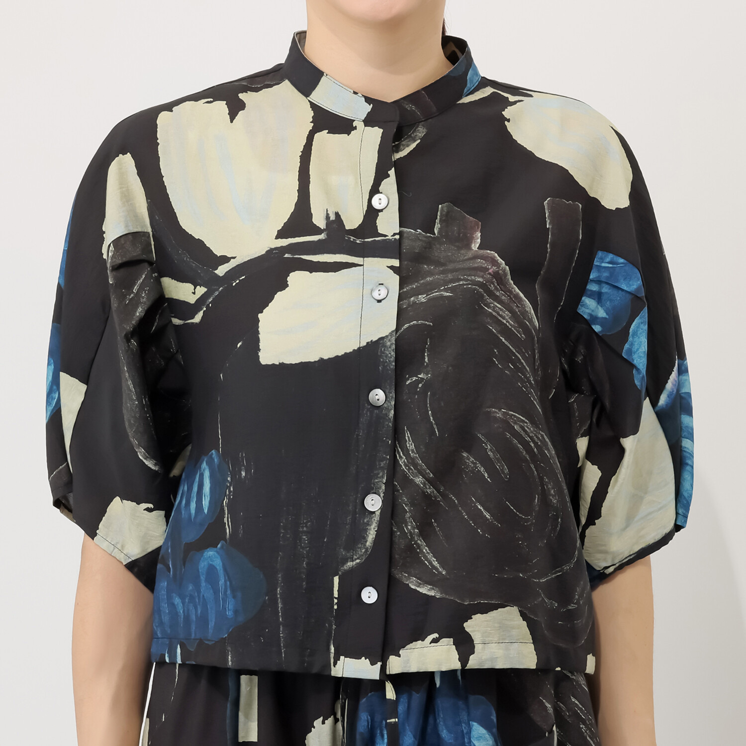 ヨシヨシ バイ　ピージェイ プリント生地使用 デザインスリーブ ショートレングスシャツ