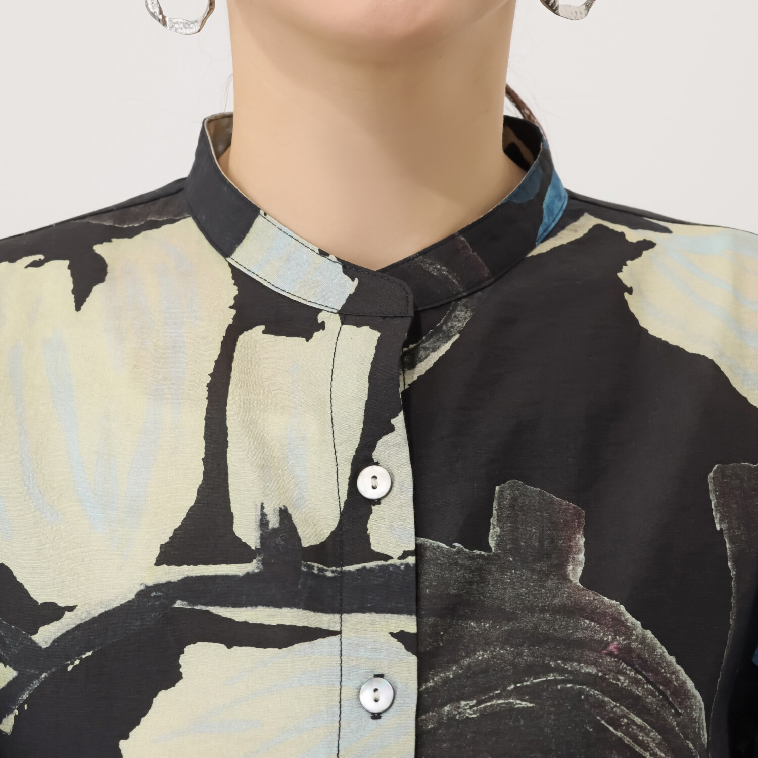 ヨシヨシ バイ　ピージェイ プリント生地使用 デザインスリーブ ショートレングスシャツ