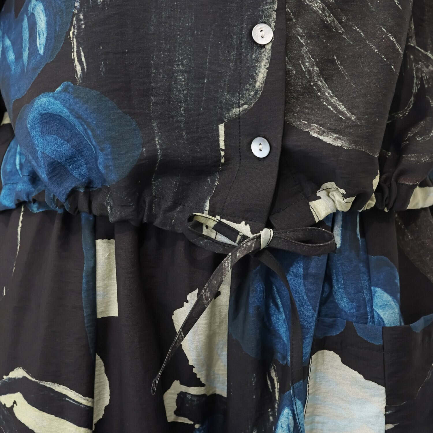 ヨシヨシ バイ　ピージェイ プリント生地使用 デザインスリーブ ショートレングスシャツ